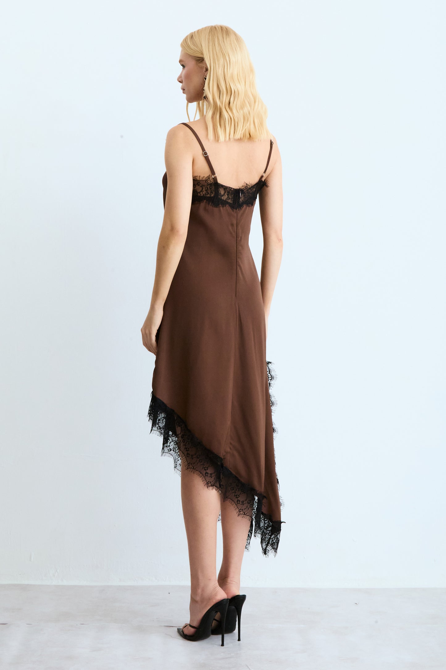 VESTIDO MIDI ALCA FINAS COM DETALHES EM RENDA MARROM