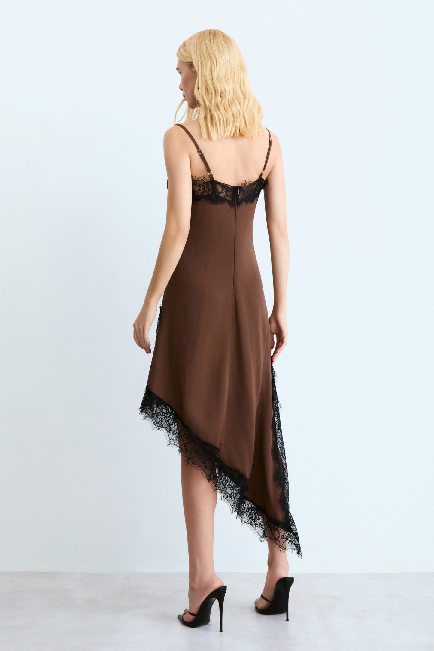 VESTIDO MIDI ALCA FINAS COM DETALHES EM RENDA MARROM