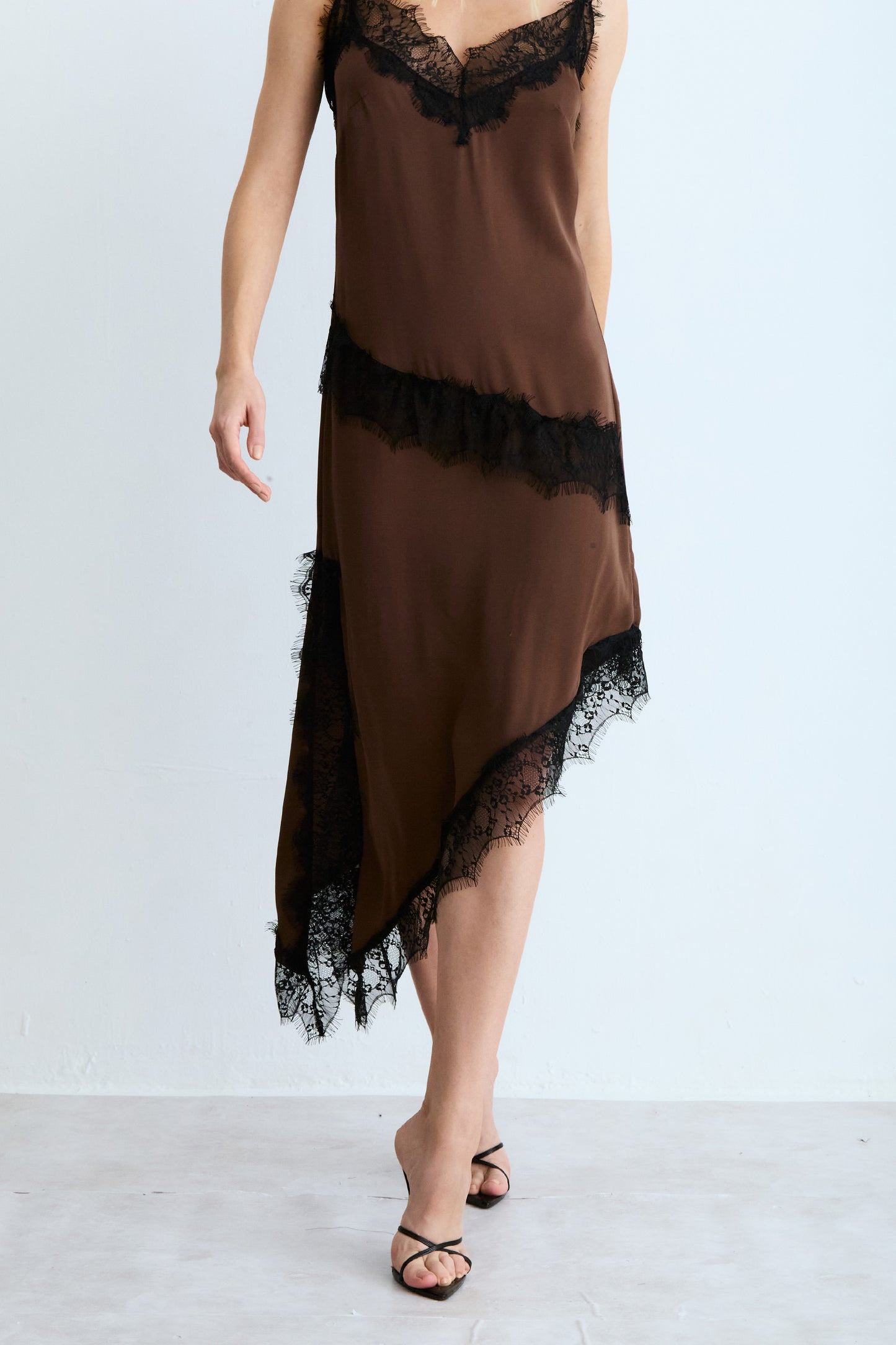 VESTIDO MIDI ALCA FINAS COM DETALHES EM RENDA MARROM