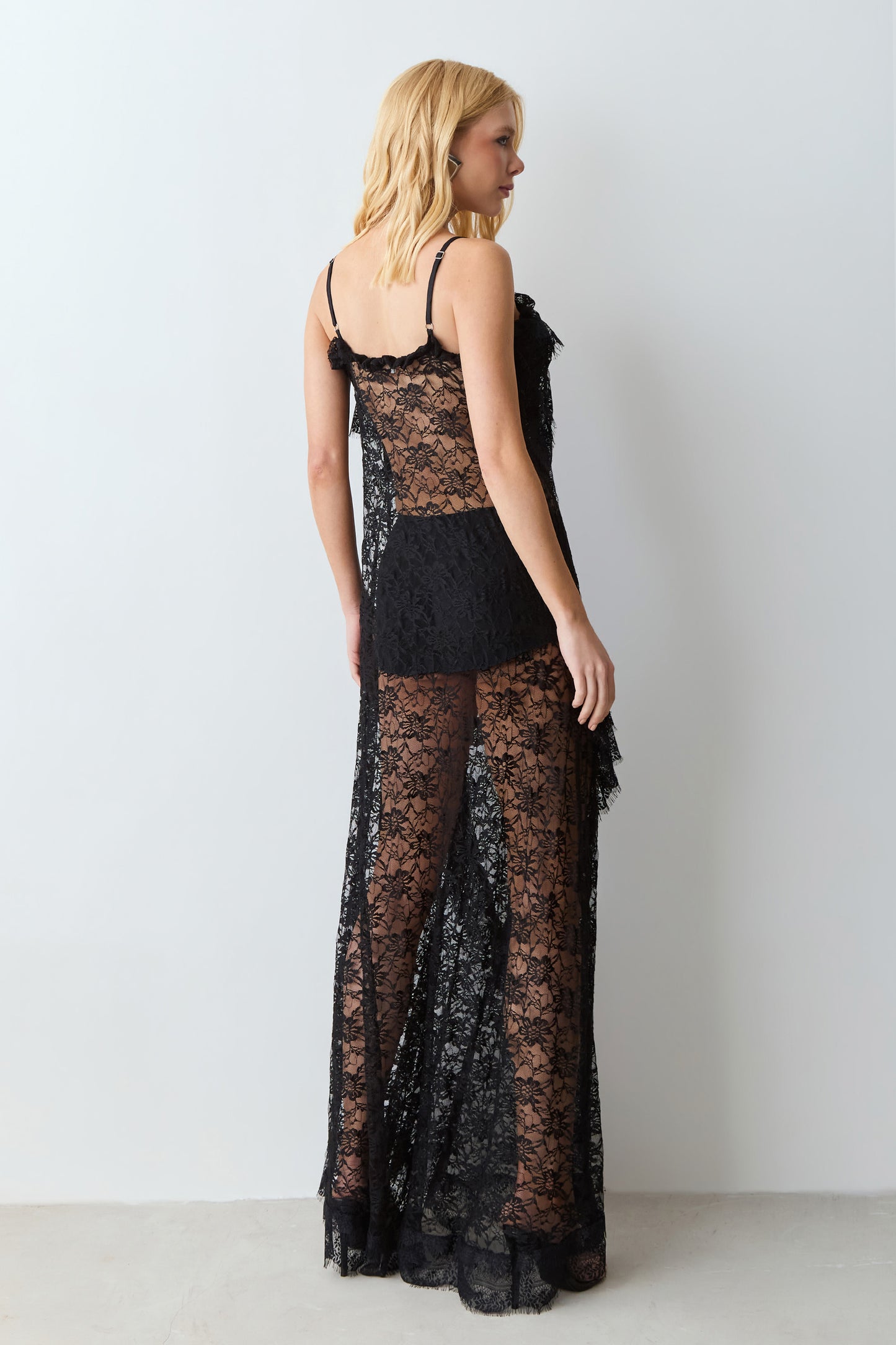 VESTIDO MIDI ALONGADO EM RENDA SOPREPOSICAO BUSTO PRETO
