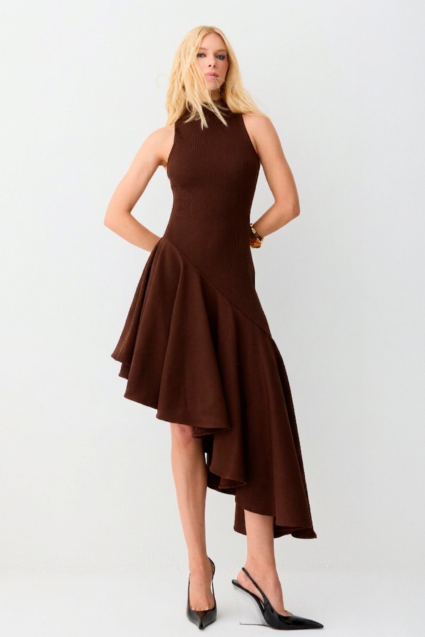 VESTIDO MIDI GOLA ALTA BARRA ASSIMETRICA COM VOLUME MARROM