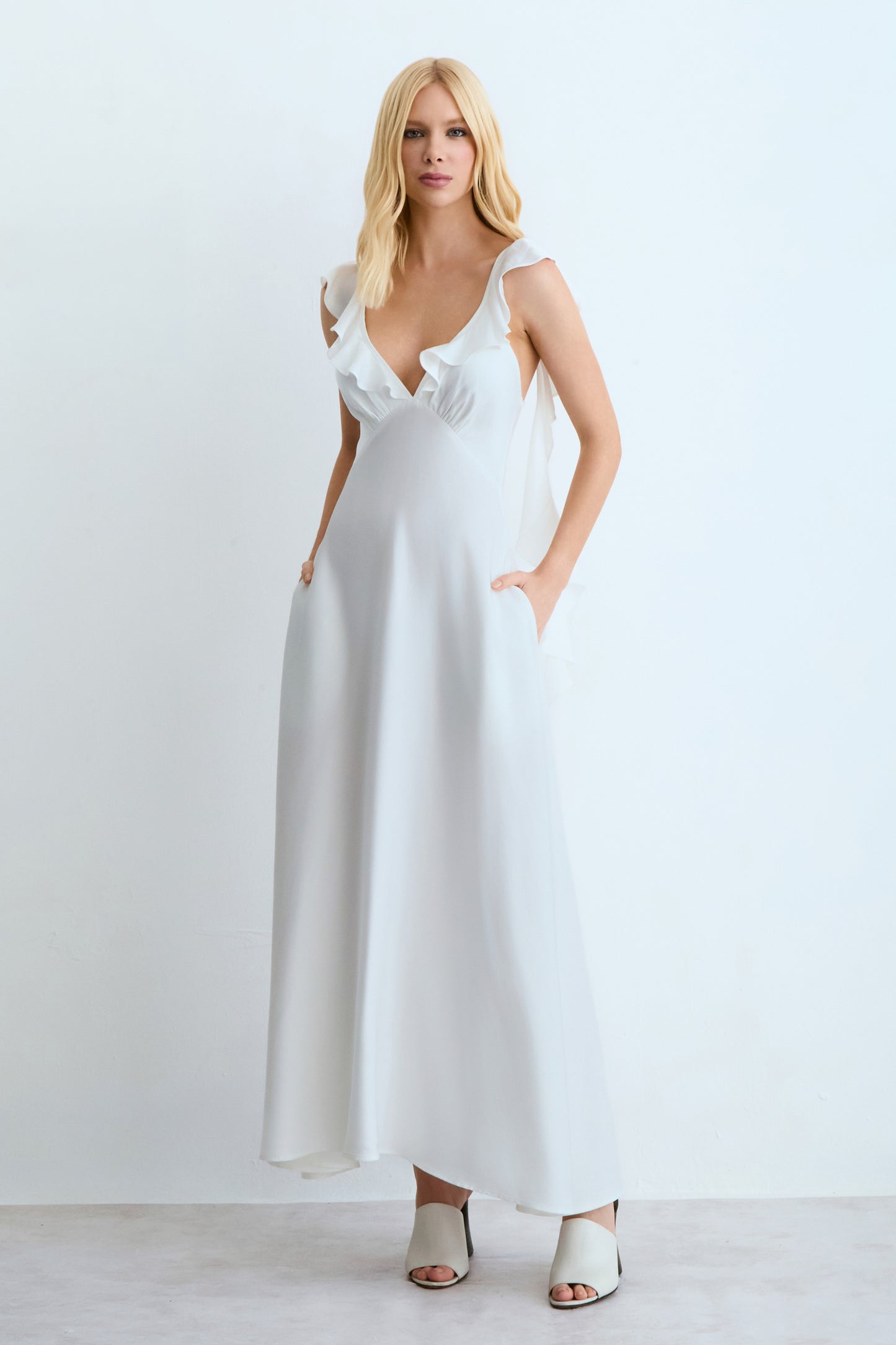 VESTIDO MIDI BABADOS FLUIDOS DECOTE E COSTAS DECOTE V OFF WHITE