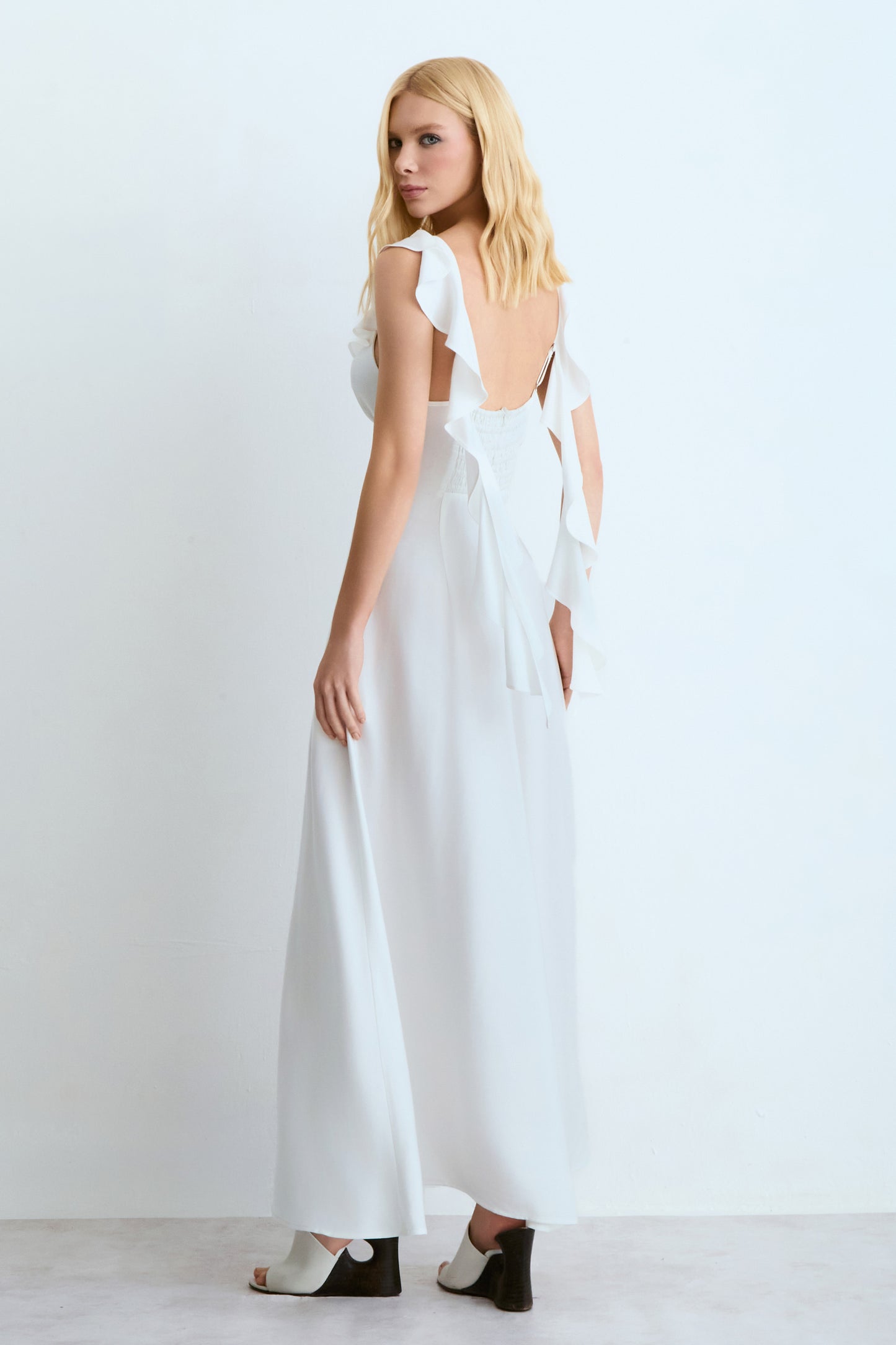 VESTIDO MIDI BABADOS FLUIDOS DECOTE E COSTAS DECOTE V OFF WHITE