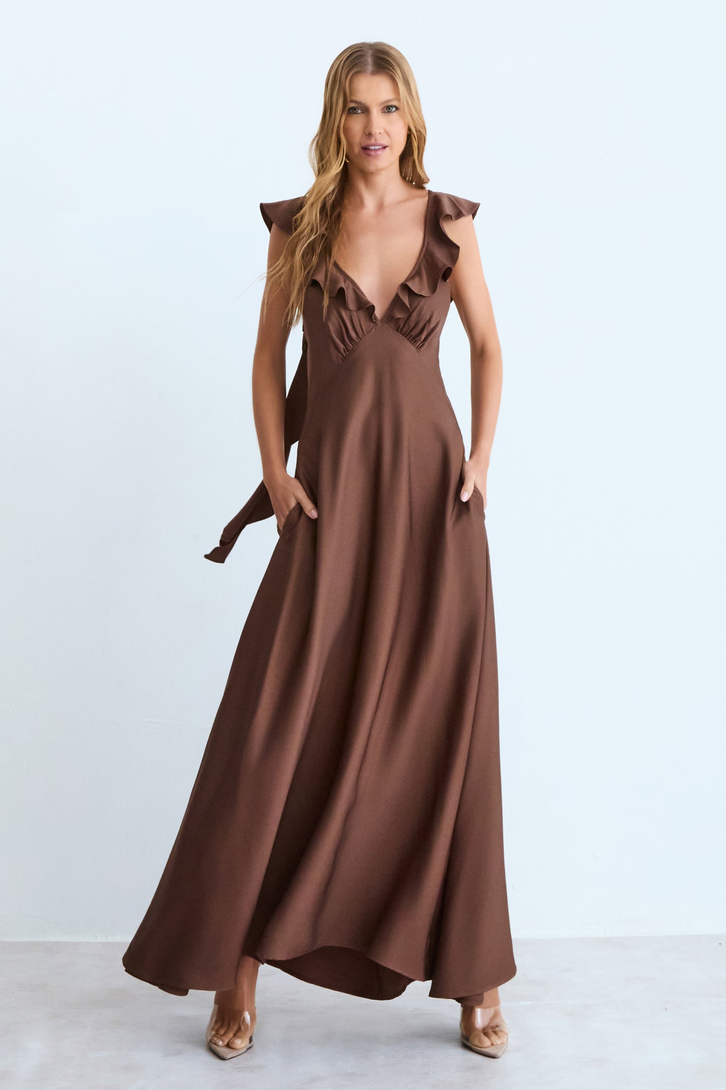 VESTIDO MIDI BABADOS FLUIDOS DECOTE E COSTAS DECOTE V MARROM