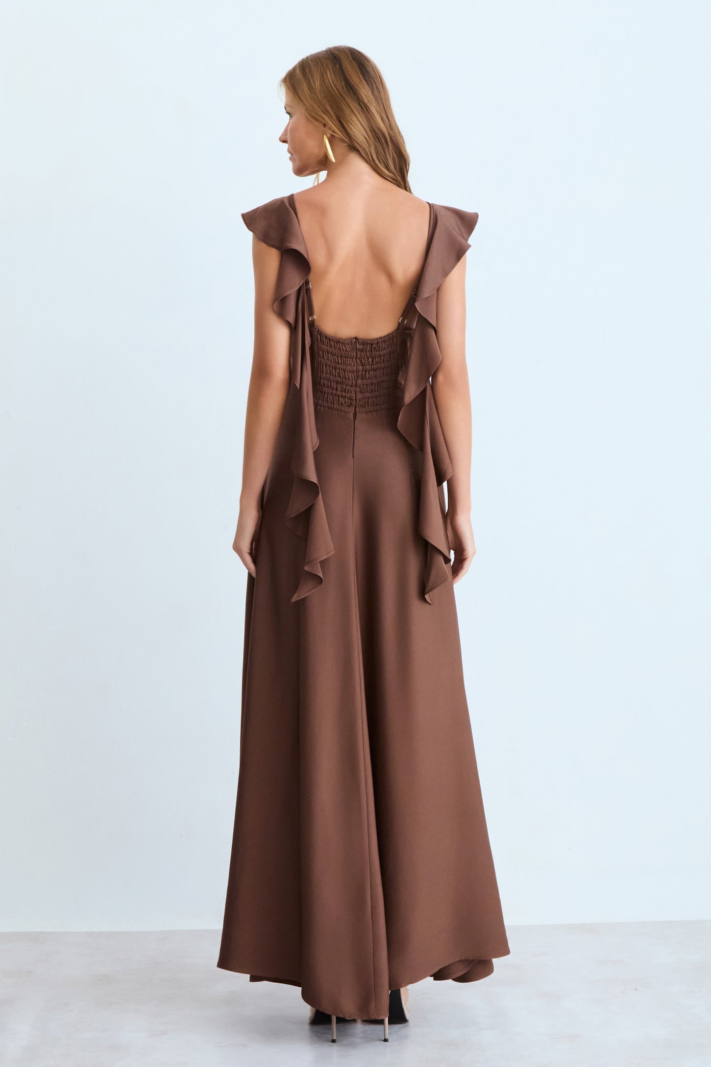 VESTIDO MIDI BABADOS FLUIDOS DECOTE E COSTAS DECOTE V MARROM