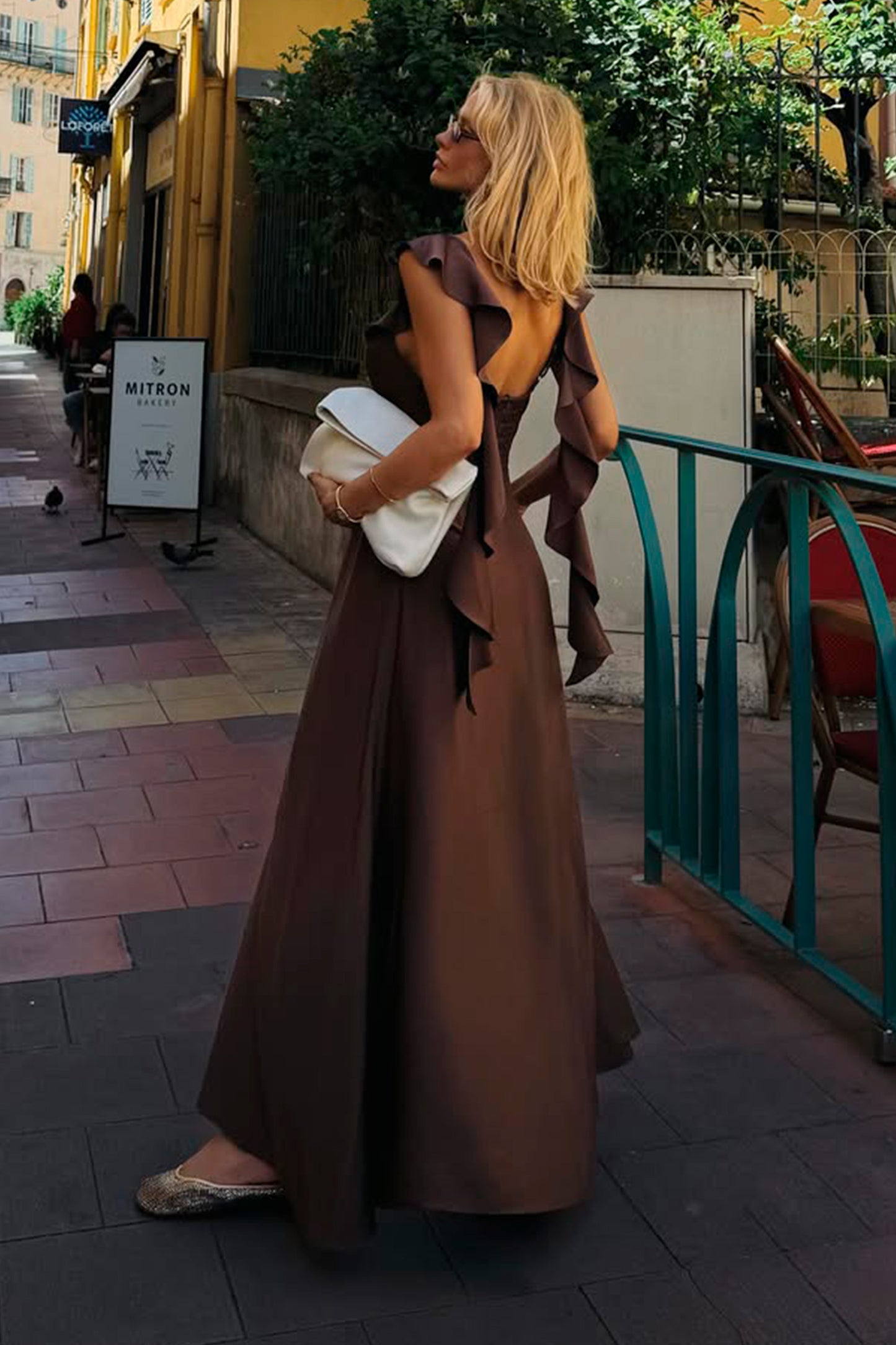 VESTIDO MIDI BABADOS FLUIDOS DECOTE E COSTAS DECOTE V MARROM