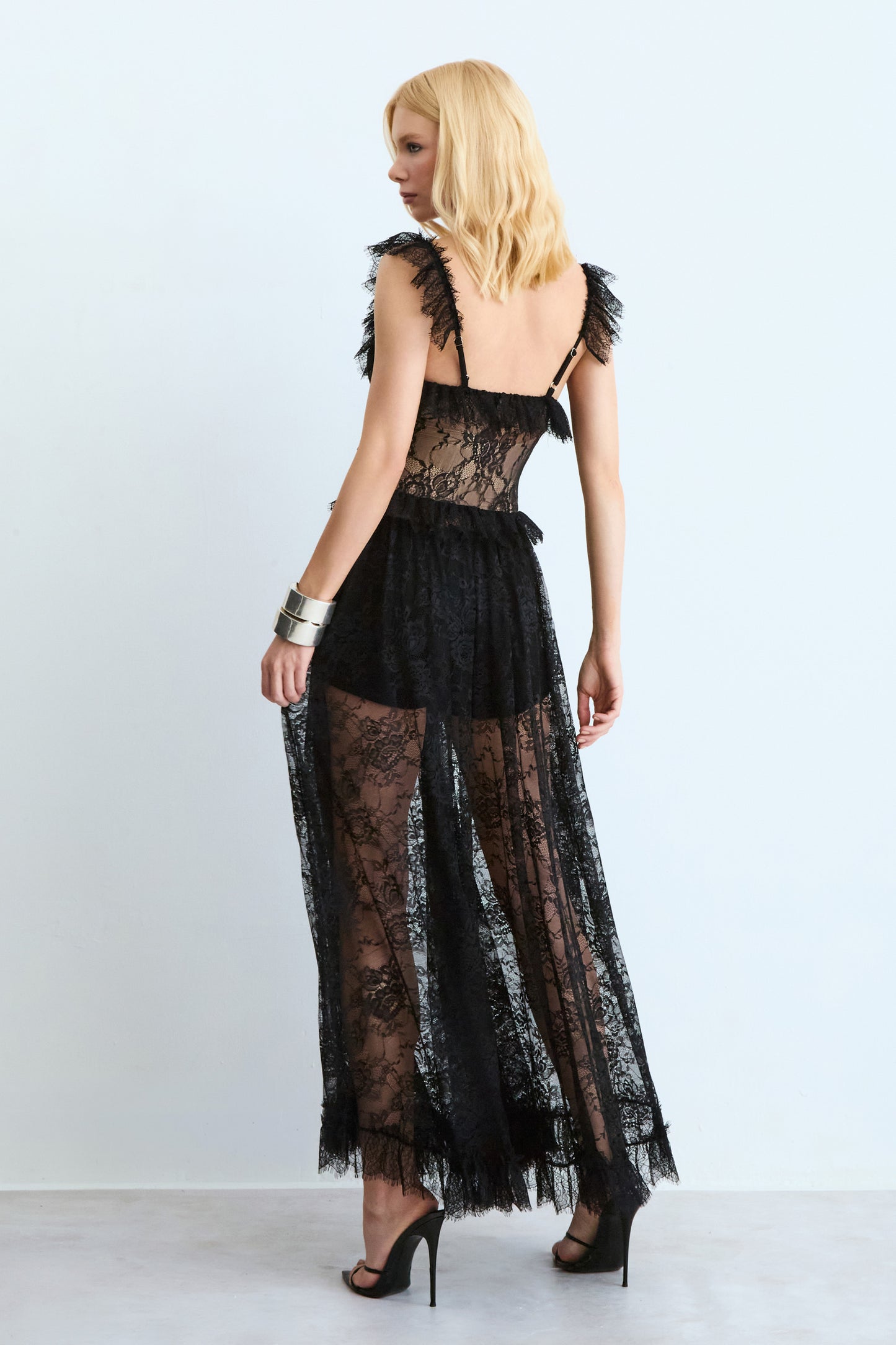 VESTIDO MIDI EM RENDA COM DETALHES ALCAS E DECOTE PRETO