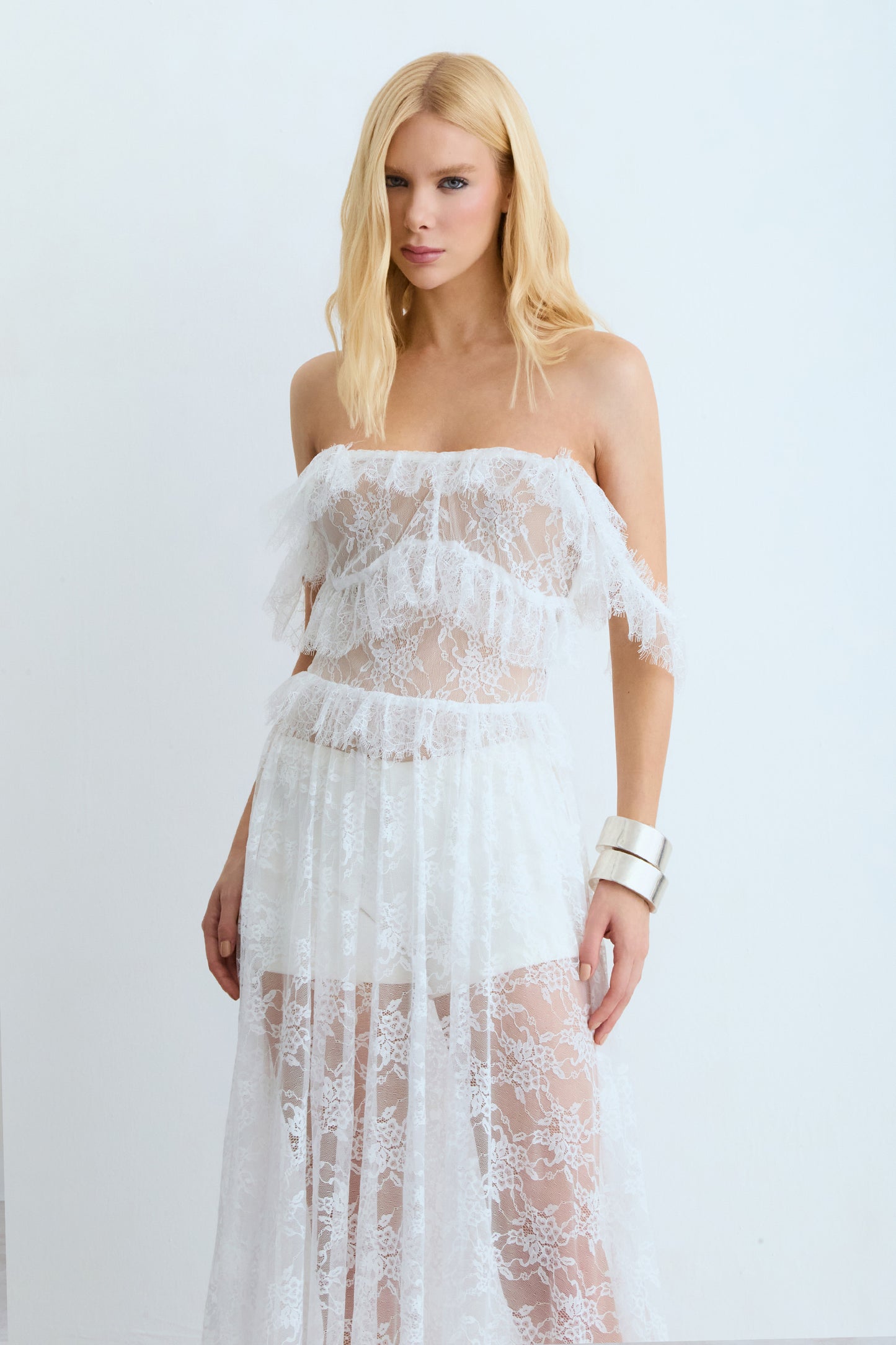 VESTIDO MIDI EM RENDA COM DETALHES ALCAS E DECOTE OFF WHITE