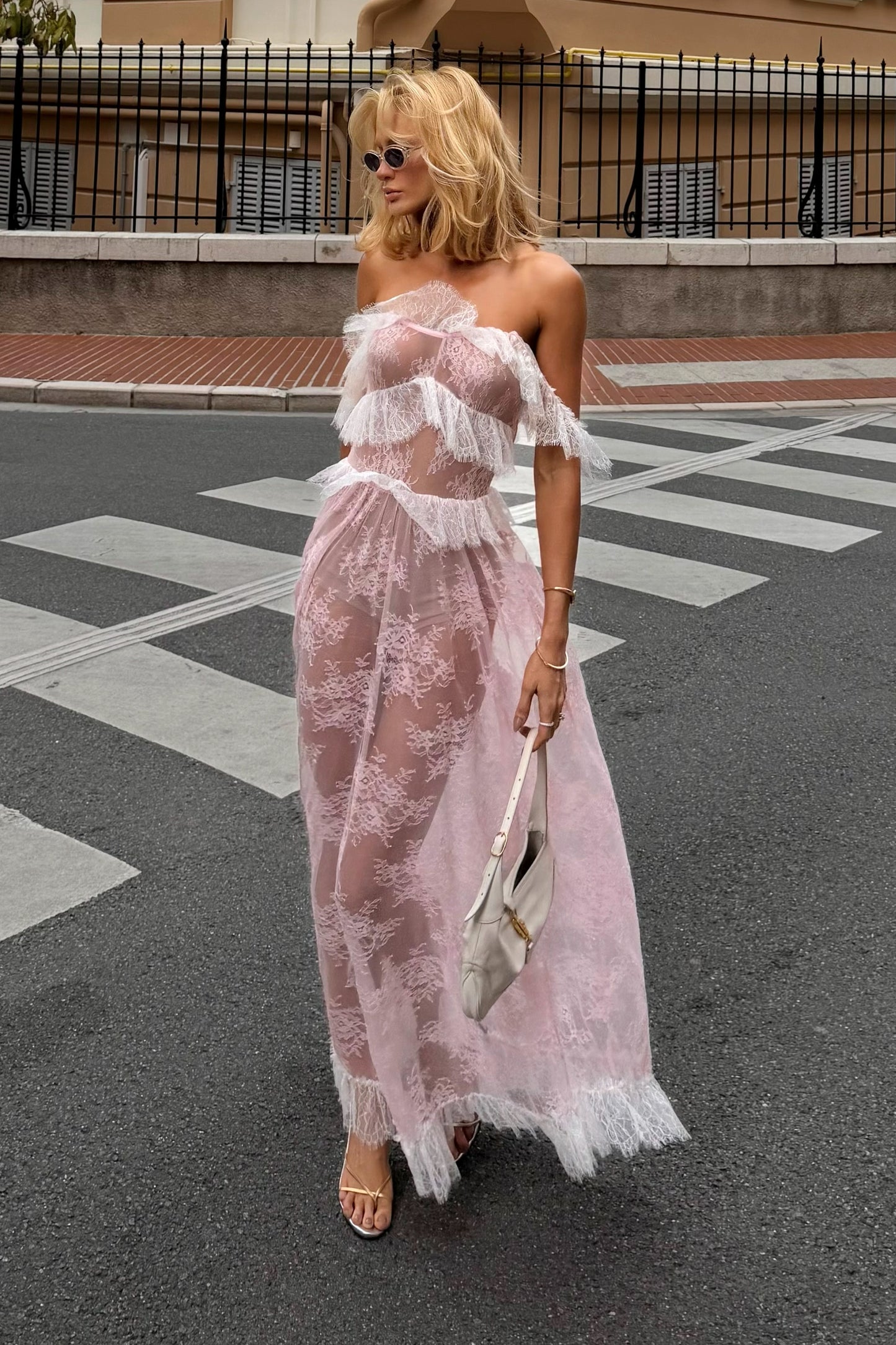 VESTIDO MIDI EM RENDA COM DETALHES ALCAS E DECOTE ROSA BEBE