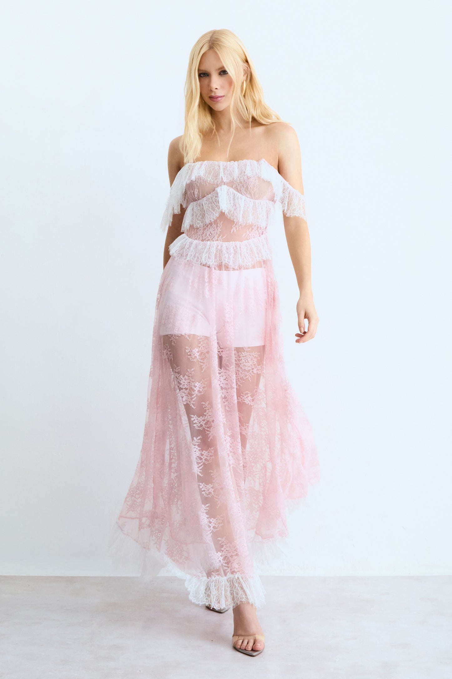 VESTIDO MIDI EM RENDA COM DETALHES ALCAS E DECOTE ROSA BEBE