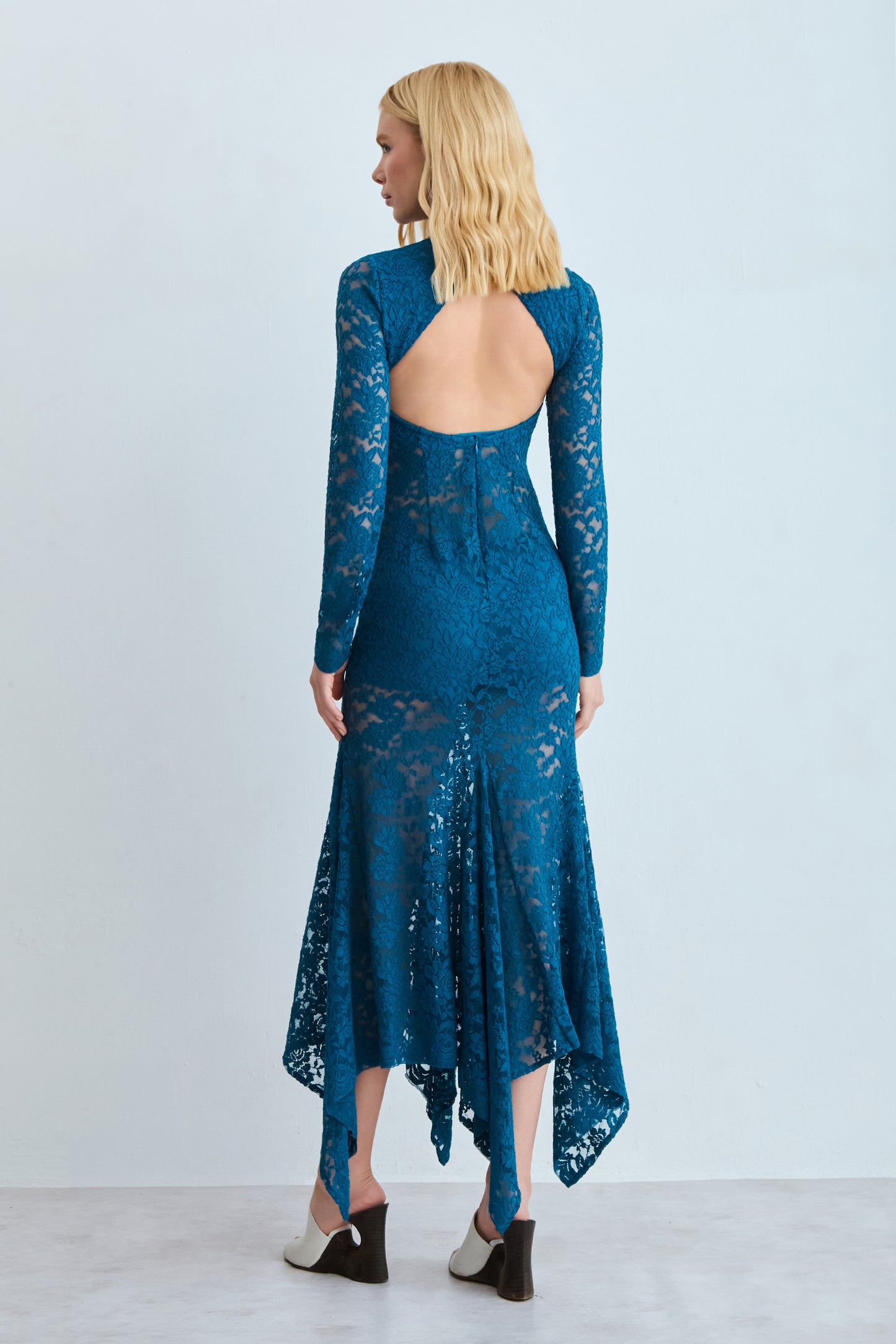 VESTIDO MIDI ABERTURA COSTAS COM BARRA ASSIMETRICA AZUL PAVAO