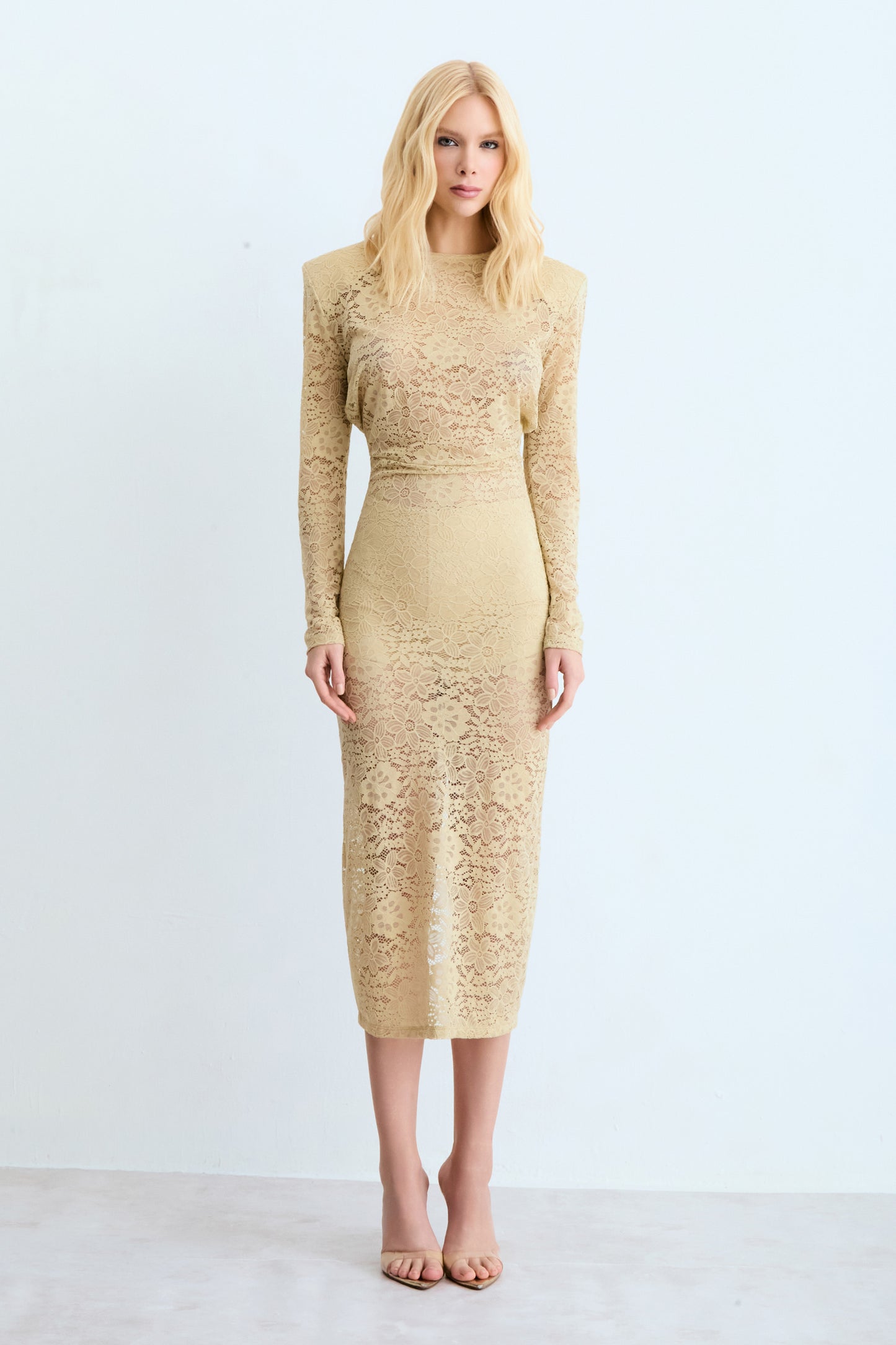 VESTIDO MIDI EM RENDA COM OMBREIRAS E MANGA LONGA BEGE MEL