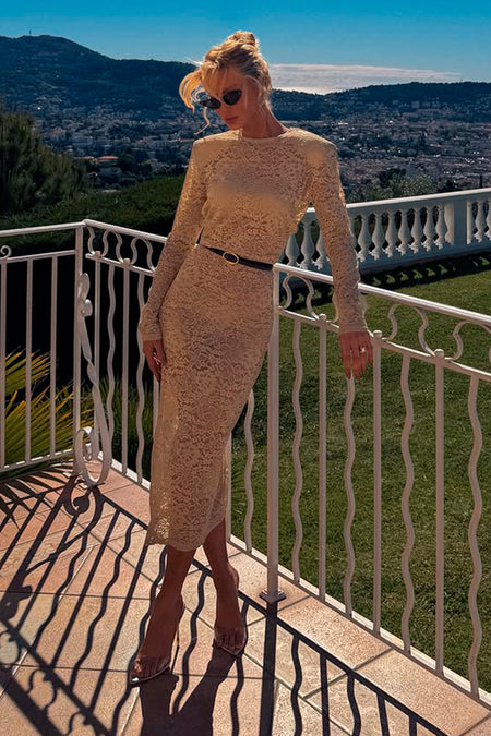 VESTIDO MIDI EM RENDA COM OMBREIRAS E MANGA LONGA BEGE MEL