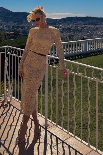 VESTIDO MIDI EM RENDA COM OMBREIRAS E MANGA LONGA BEGE MEL