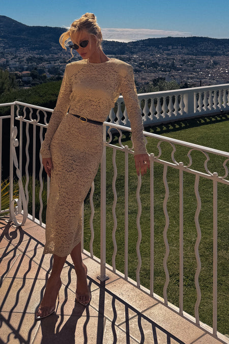 VESTIDO MIDI EM RENDA COM OMBREIRAS E MANGA LONGA BEGE MEL