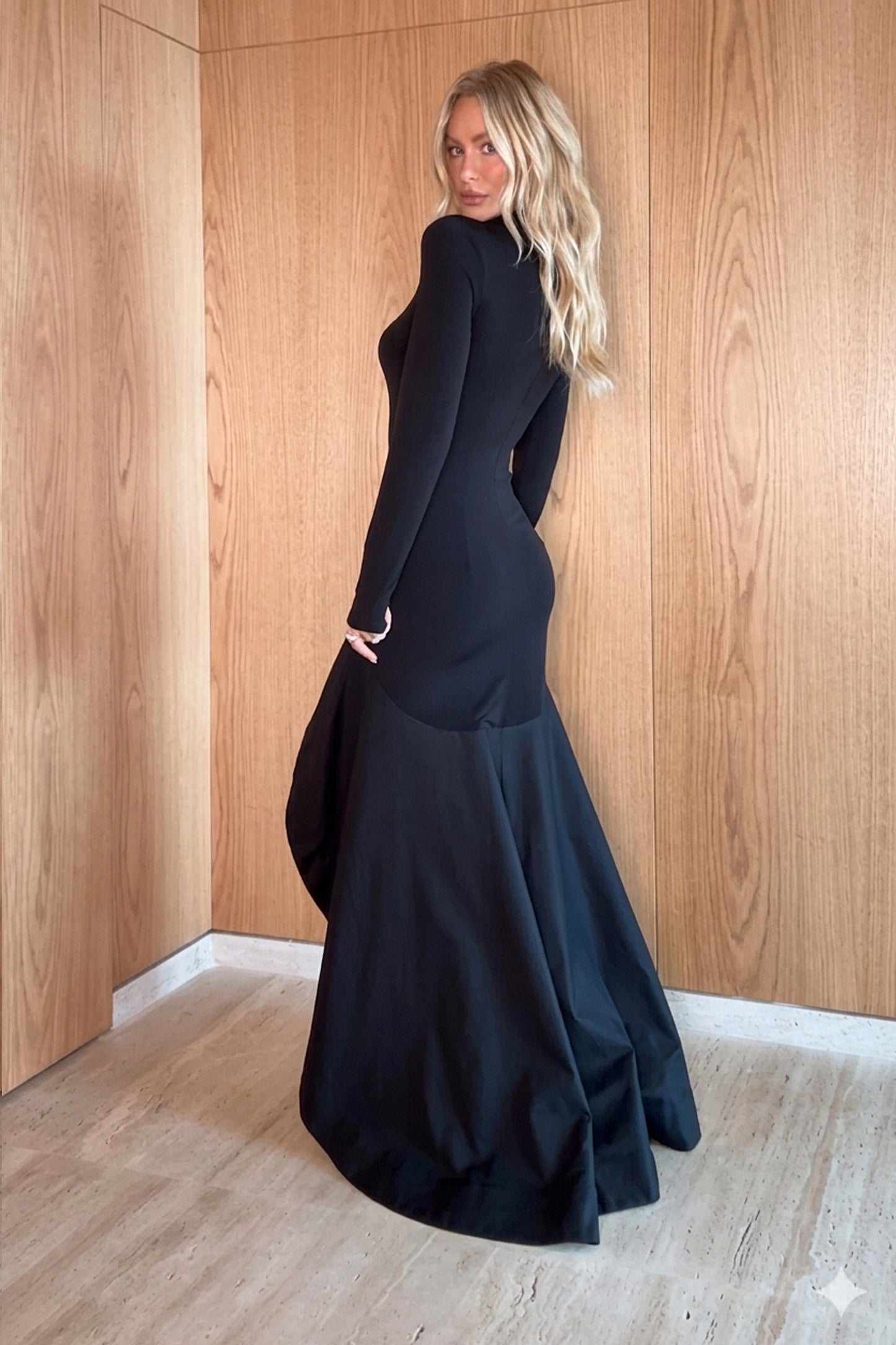 VESTIDO MULLET AJUSTADO COM BARRA ESTRUTURADA PRETO