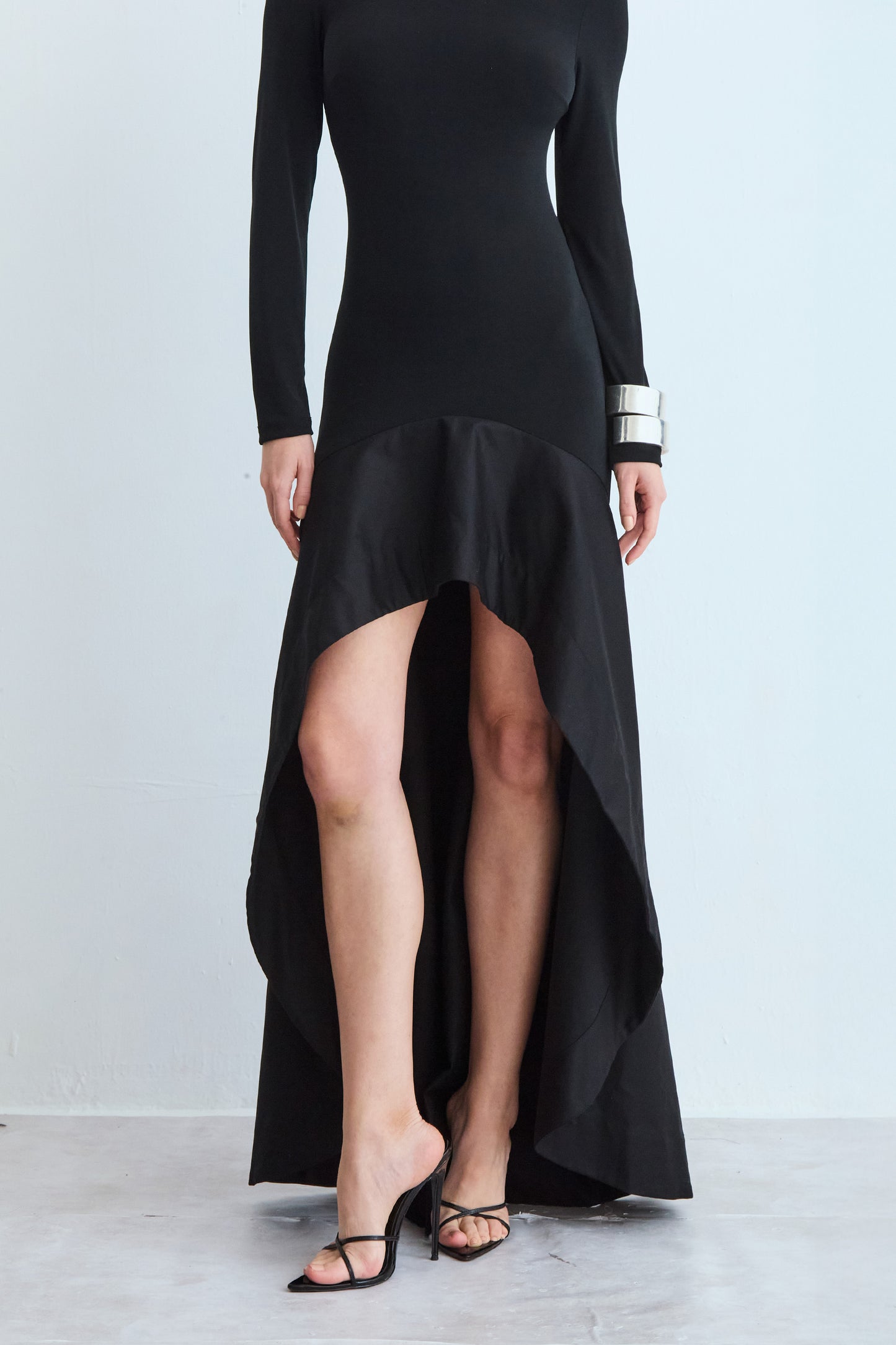 VESTIDO MULLET AJUSTADO COM BARRA ESTRUTURADA PRETO