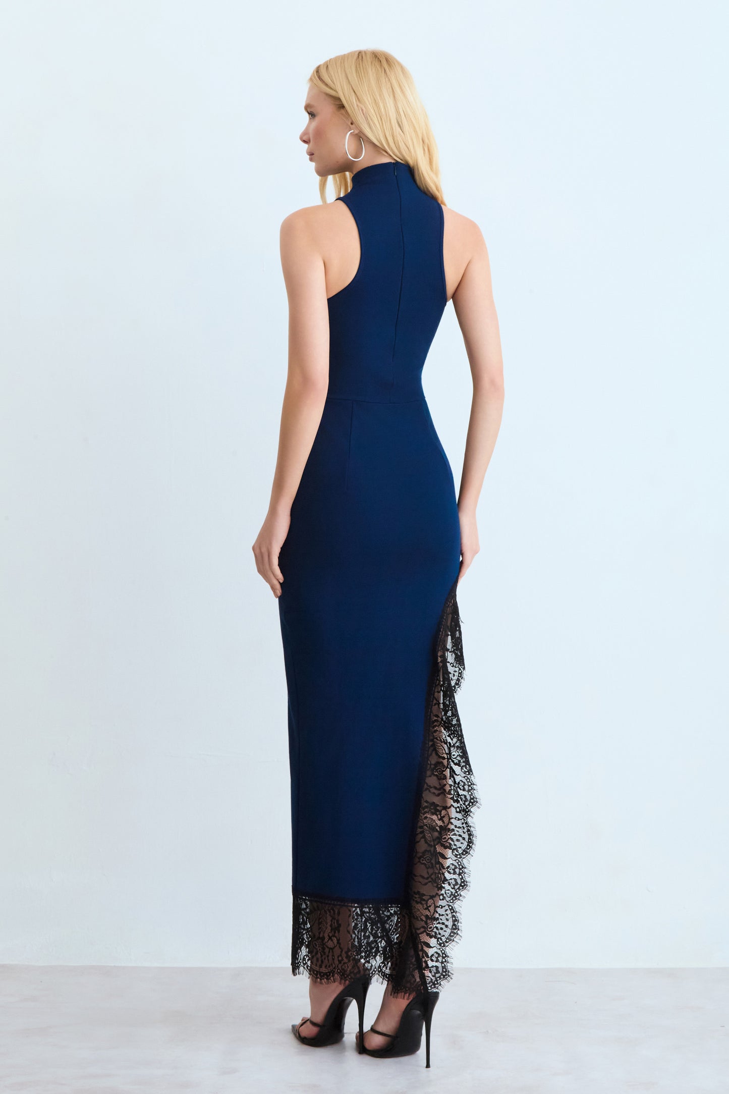VESTIDO MIDI ALONGADO COM FENDA E BARRA DETALHE RENDA AZUL MARINHO ESCURO