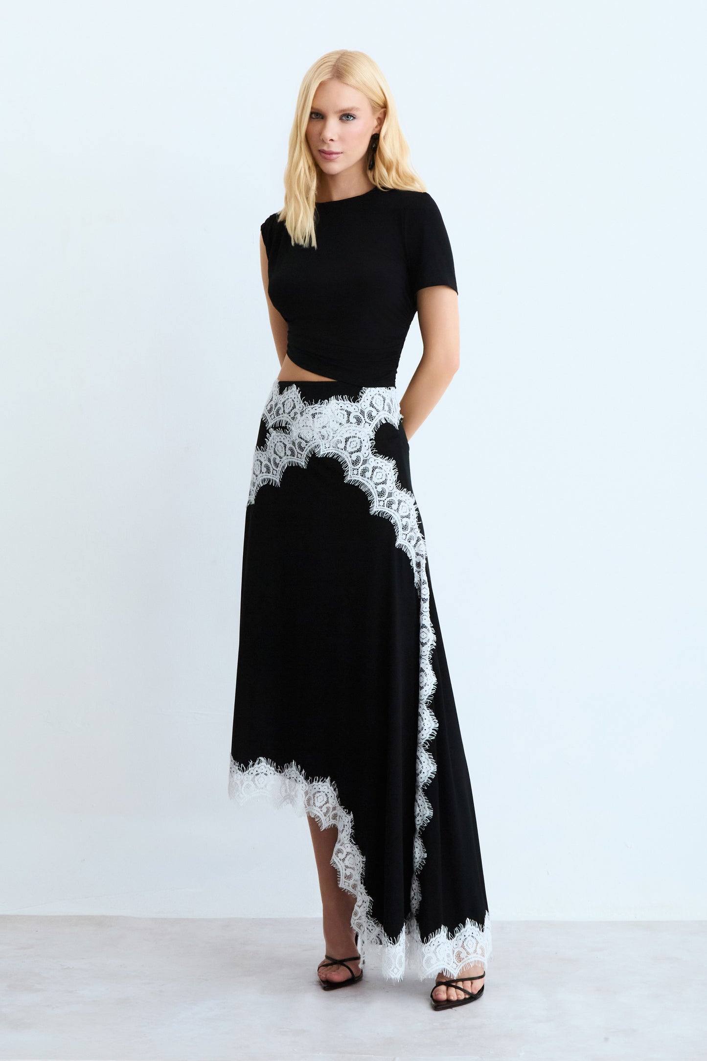 VESTIDO MIDI COM ABERTURA LATERAL E DETALHES RENDA VESTIDO MIDI COM ABERTURA LATERAL E DETALHES RENDA PRETO