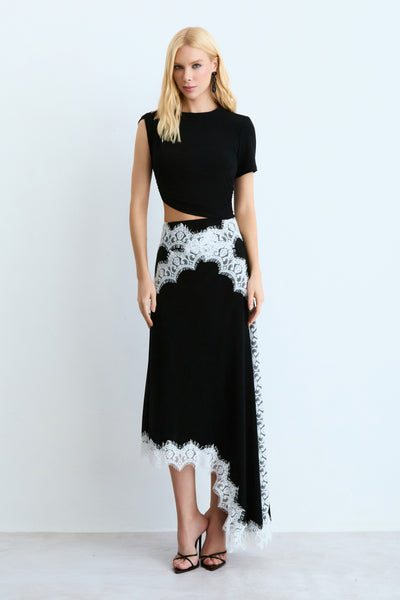 VESTIDO MIDI COM ABERTURA LATERAL E DETALHES RENDA PRETO