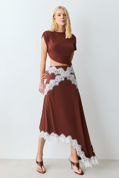 VESTIDO MIDI COM ABERTURA LATERAL E DETALHES RENDA MARROM CHOCOLATE
