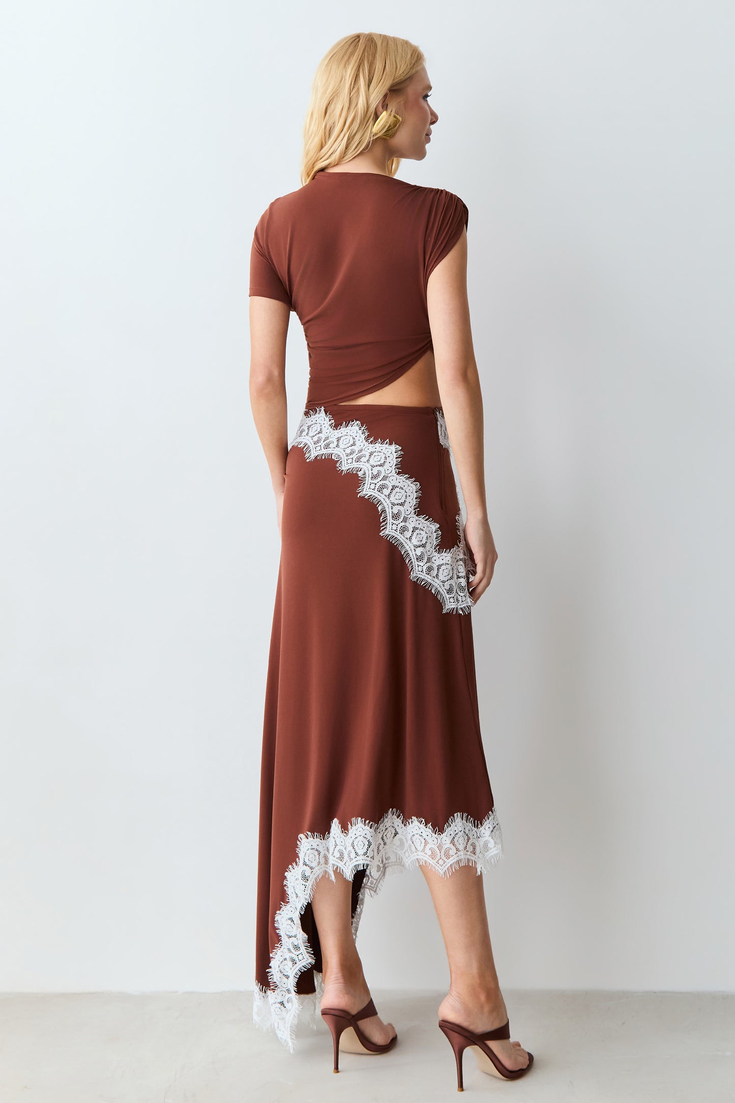 VESTIDO MIDI COM ABERTURA LATERAL E DETALHES RENDA MARROM CHOCOLATE