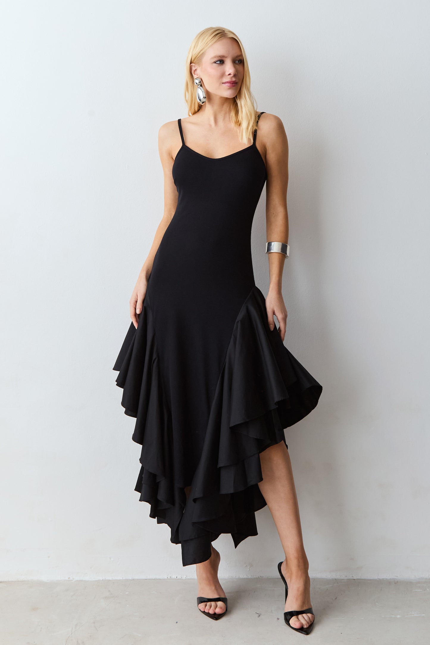 VESTIDO MIDI ALCA FINA BARRA ASSIMETRICA COM VOLUME PRETO