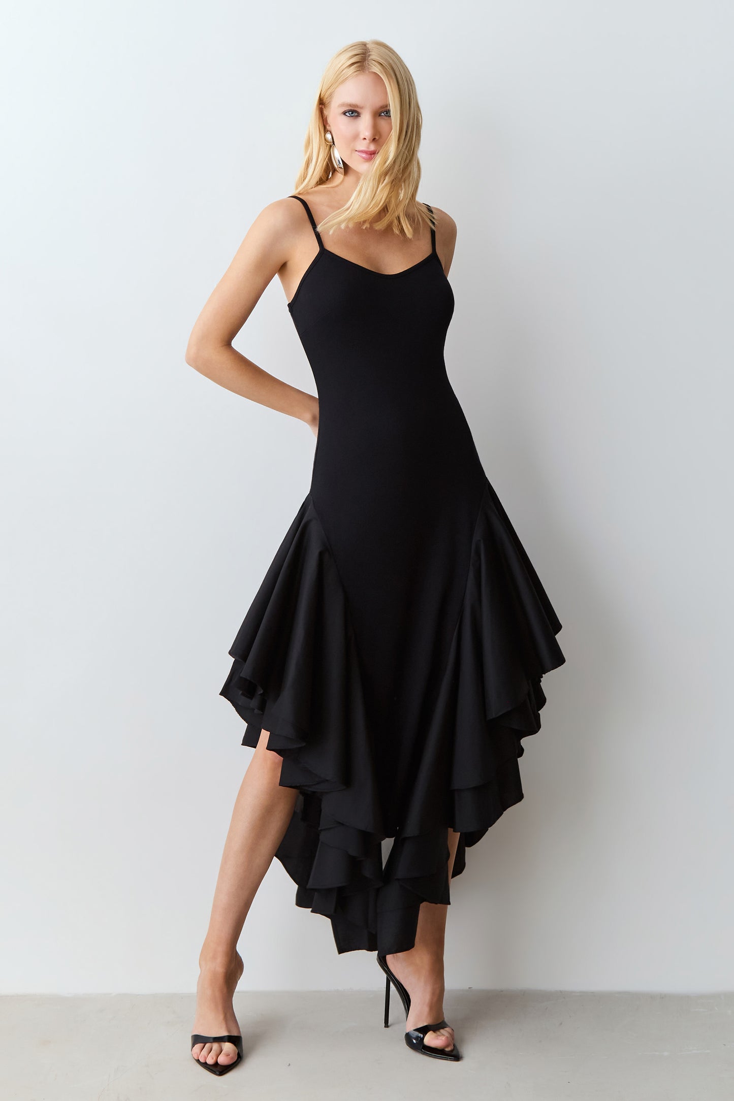 VESTIDO MIDI ALCA FINA BARRA ASSIMETRICA COM VOLUME PRETO
