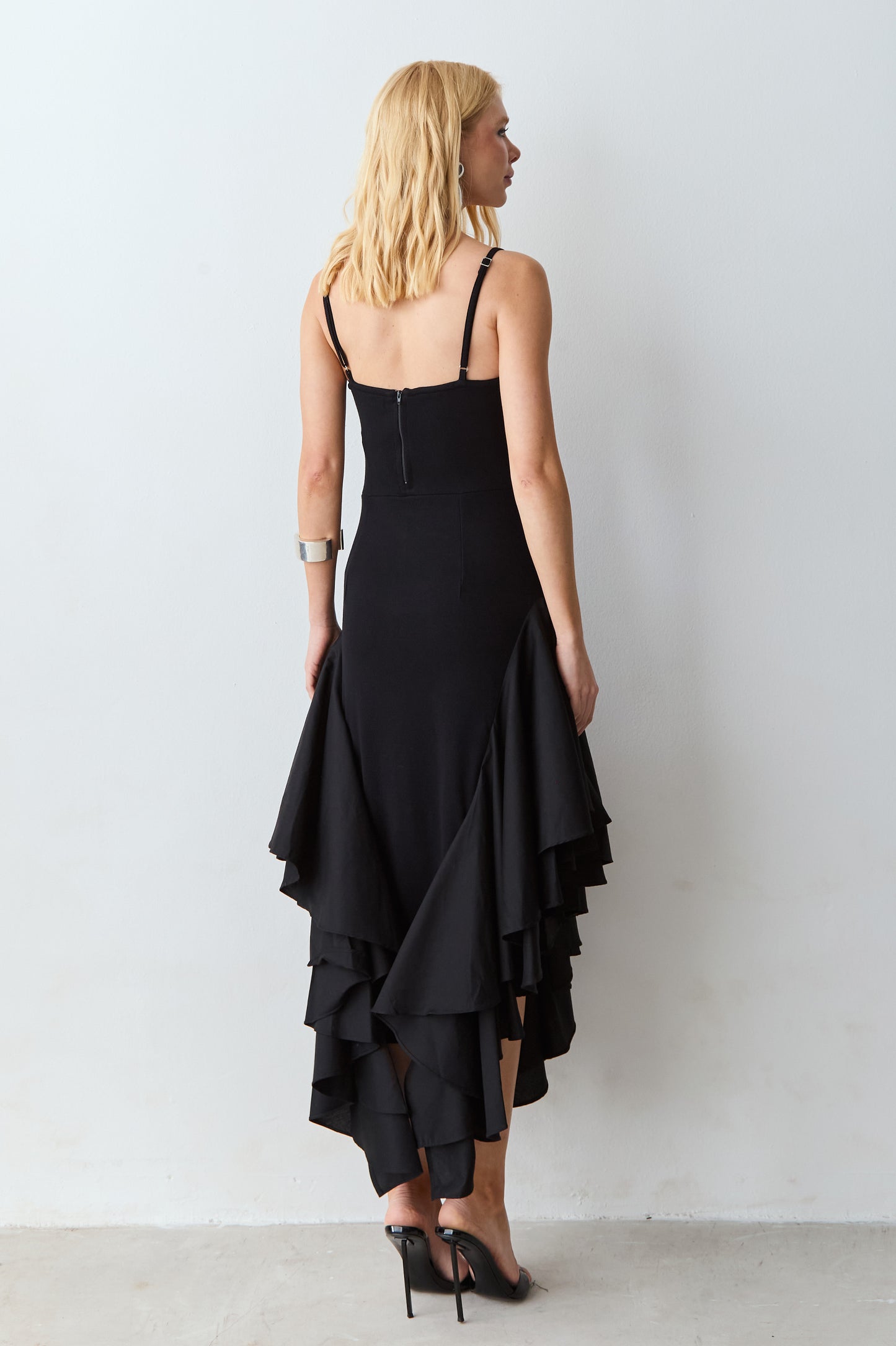 VESTIDO MIDI ALCA FINA BARRA ASSIMETRICA COM VOLUME PRETO