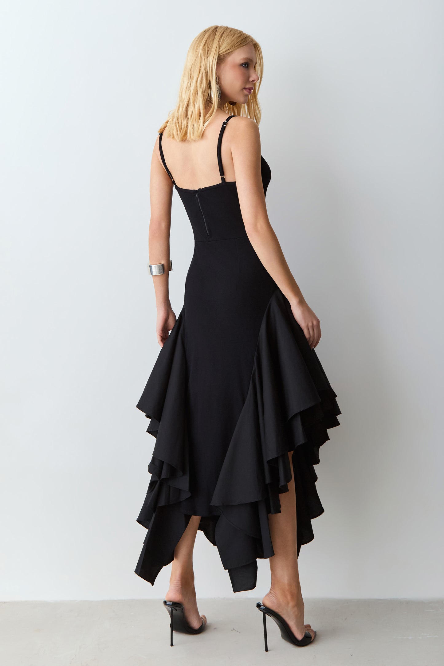 VESTIDO MIDI ALCA FINA BARRA ASSIMETRICA COM VOLUME PRETO
