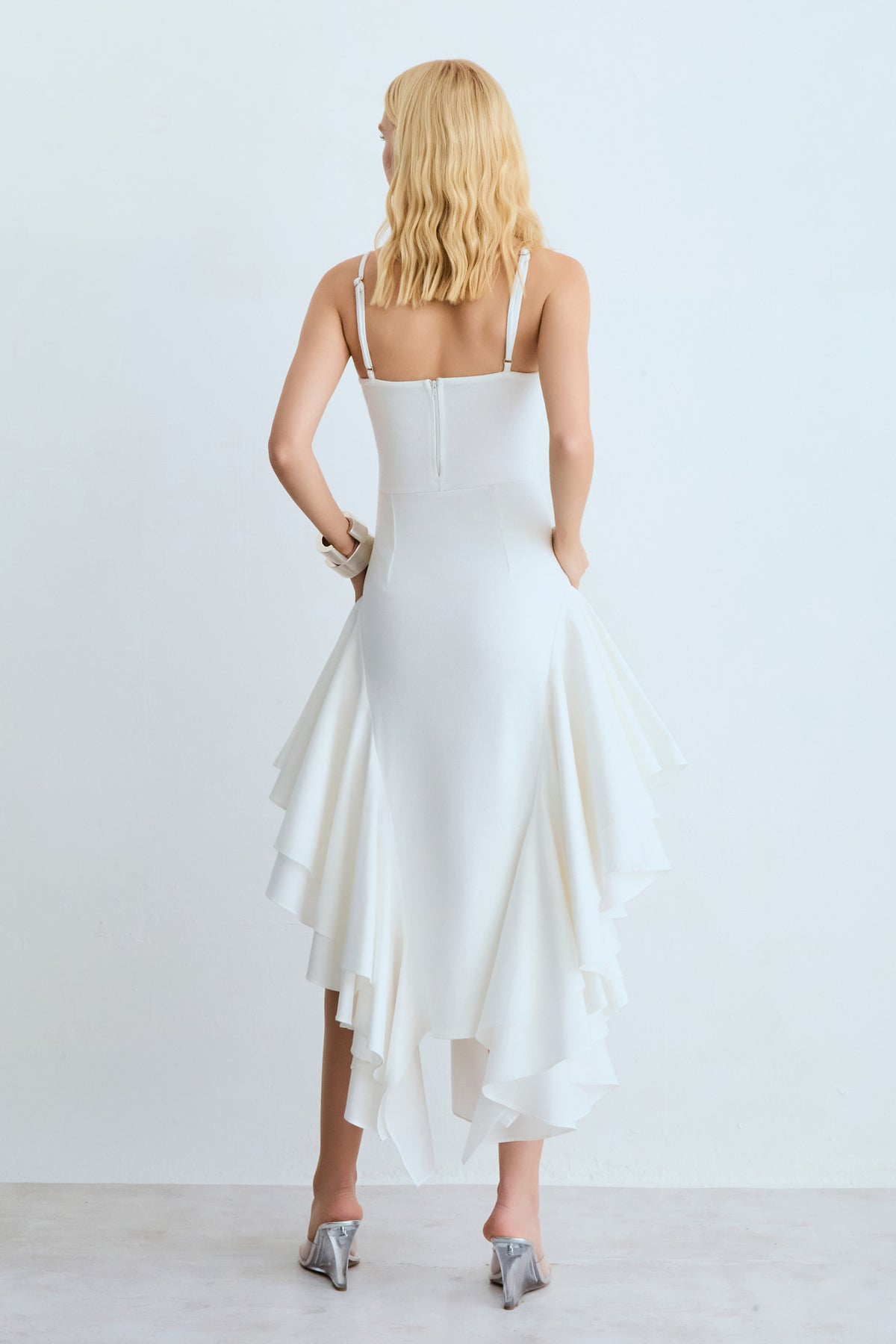 VESTIDO MIDI ALCA FINA BARRA ASSIMETRICA COM VOLUME OFF WHITE