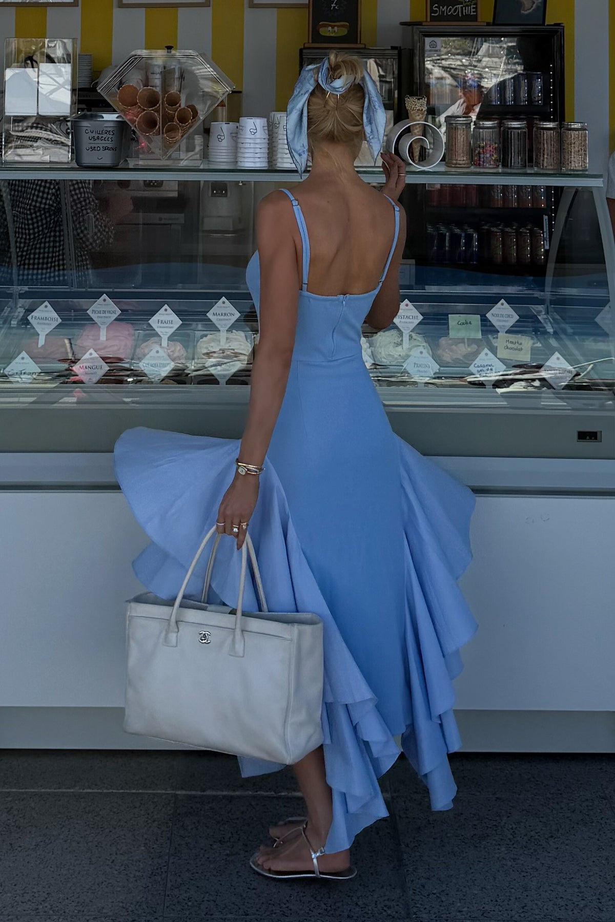 VESTIDO MIDI ALCA FINA BARRA ASSIMETRICA COM VOLUME AZUL BEBE