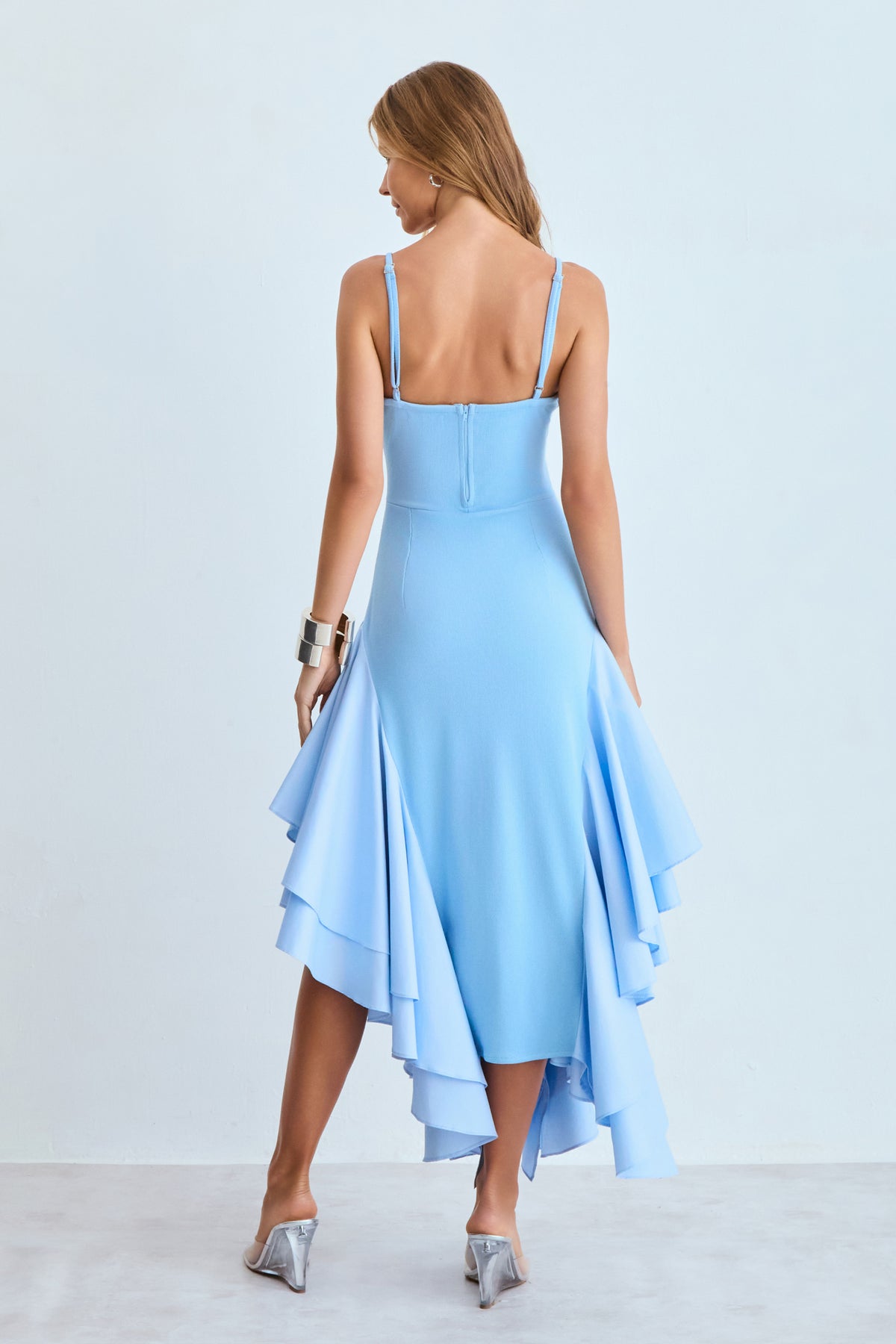 VESTIDO MIDI ALCA FINA BARRA ASSIMETRICA COM VOLUME AZUL BEBE