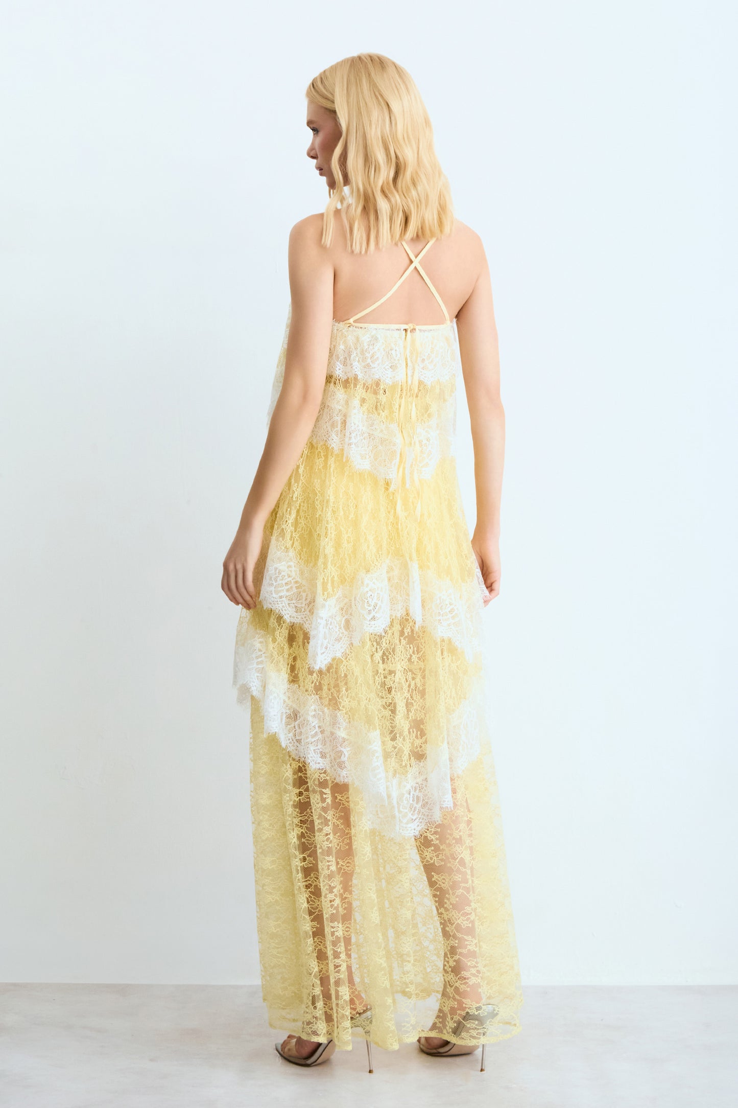 VESTIDO MIDI EM RENDA COM BABADOS COM AMARRACAO AMARELO