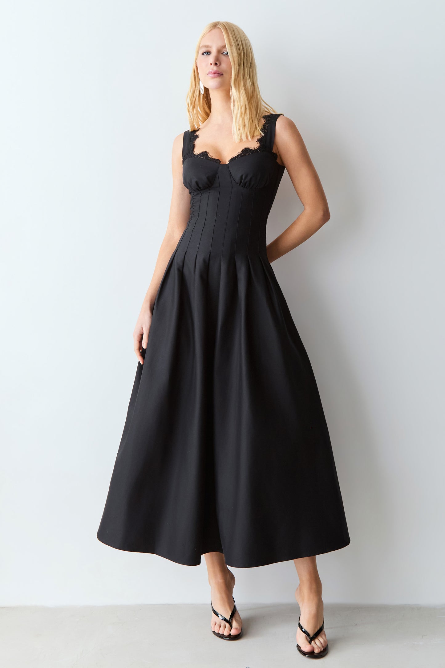 VESTIDO MIDI RECORTES PESPONTADOS E RENDA DECOTE PRETO