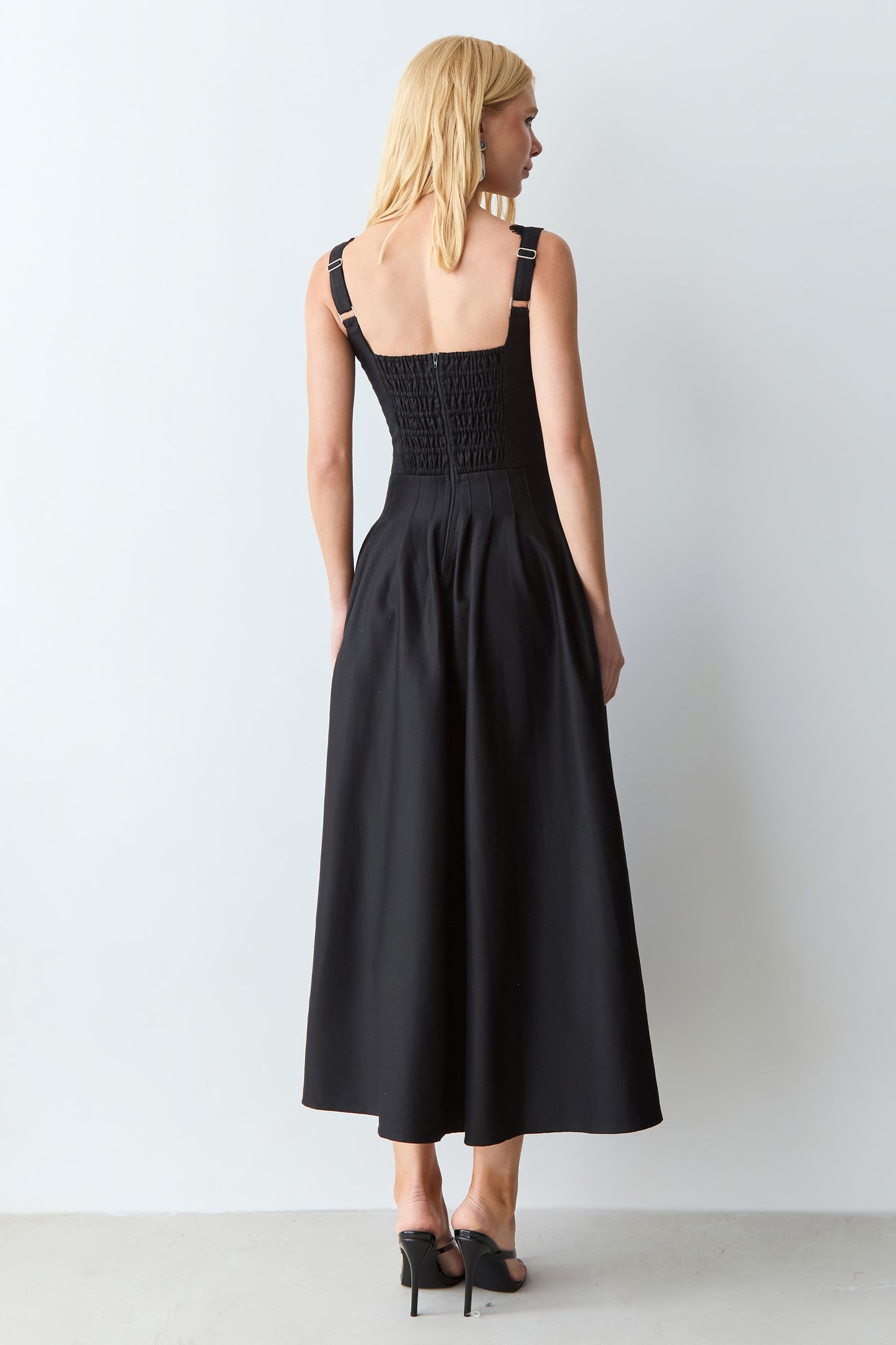 VESTIDO MIDI RECORTES PESPONTADOS E RENDA DECOTE PRETO