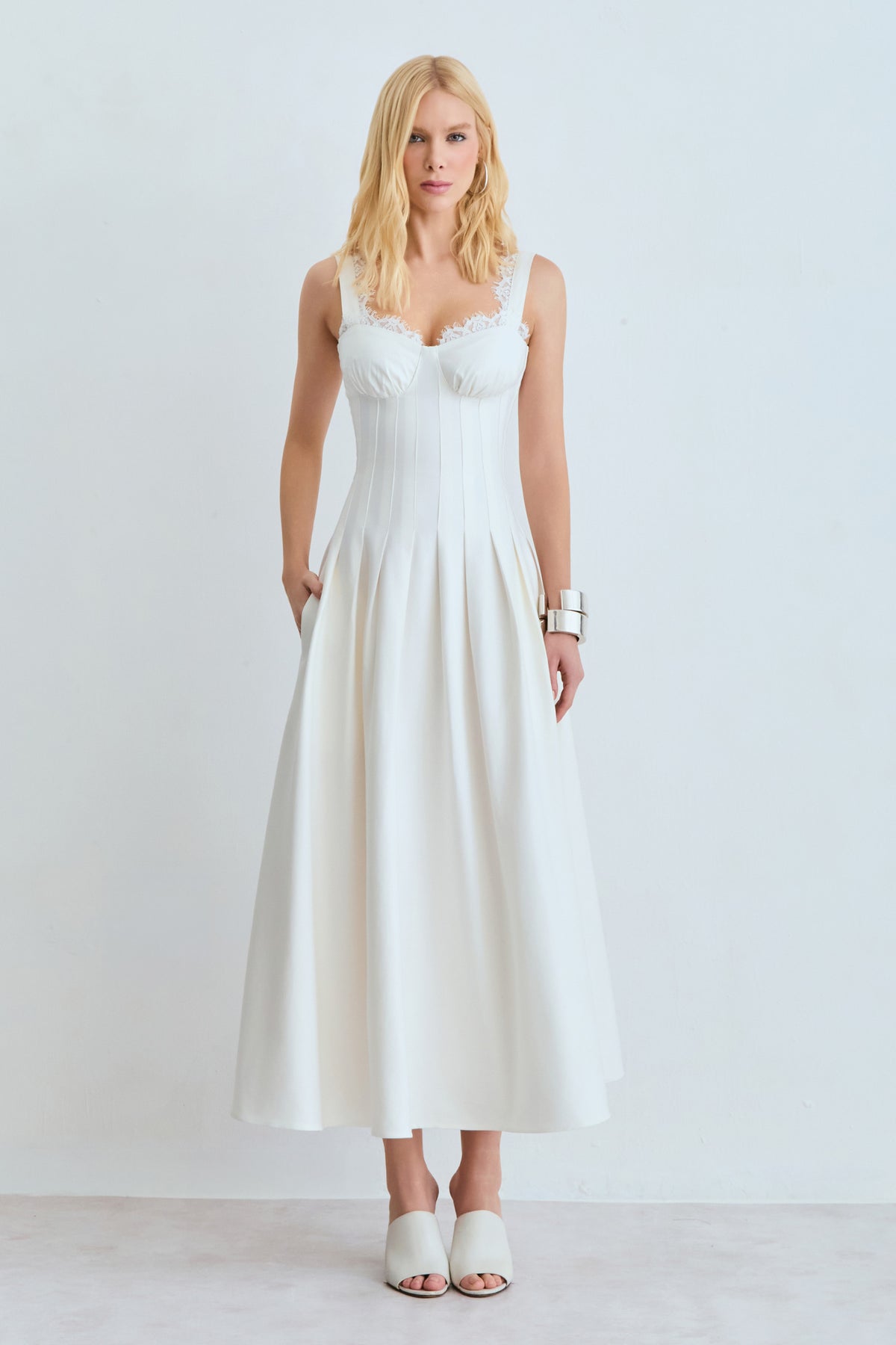 VESTIDO MIDI RECORTES PESPONTADOS E RENDA DECOTE OFF WHITE