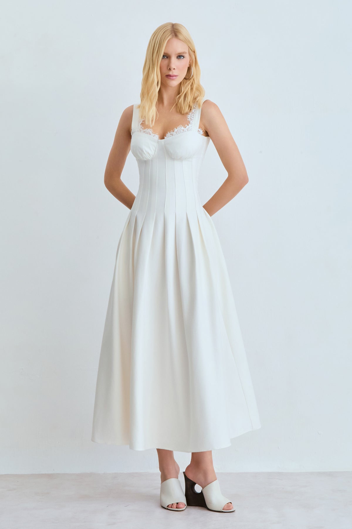 VESTIDO MIDI RECORTES PESPONTADOS E RENDA DECOTE OFF WHITE