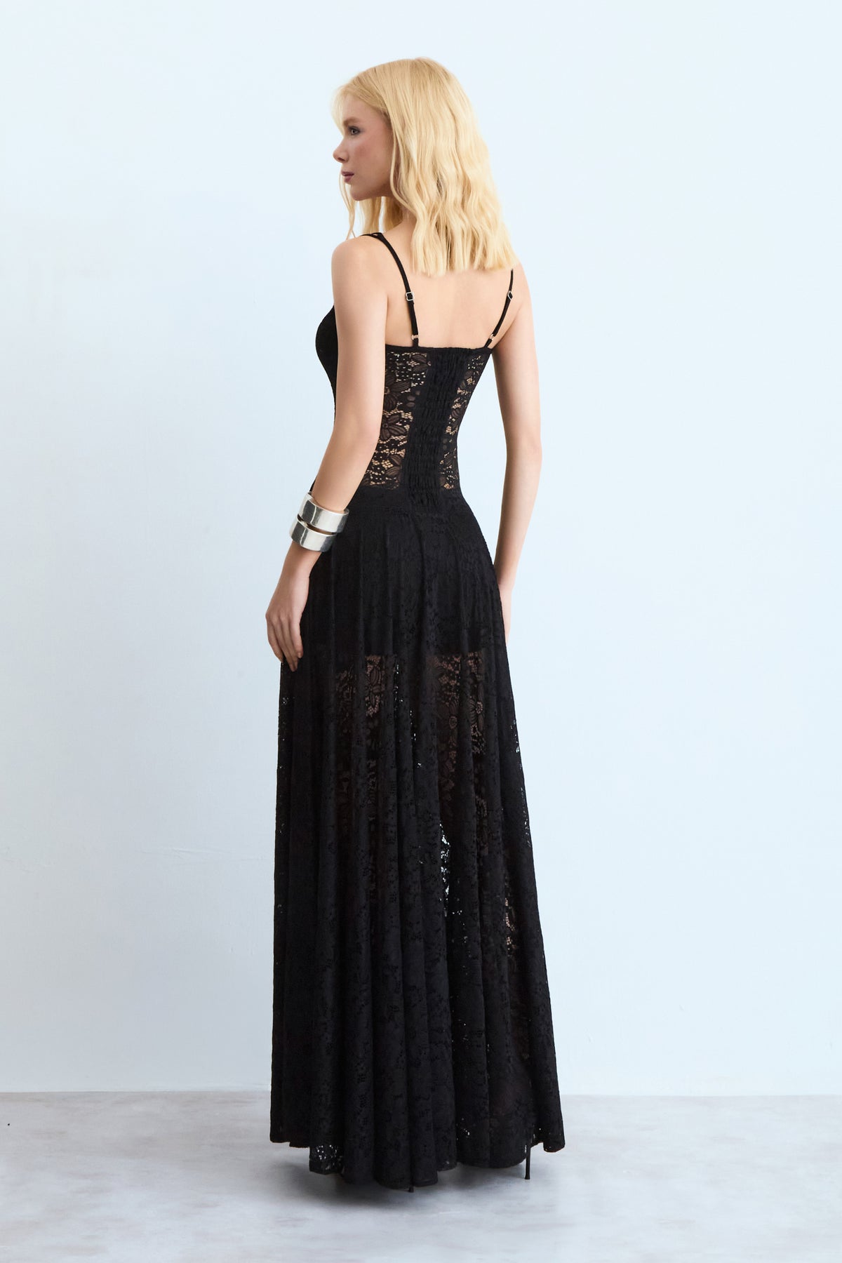VESTIDO MIDI EM RENDA ACINTURADO COM DECOTE V PRETO