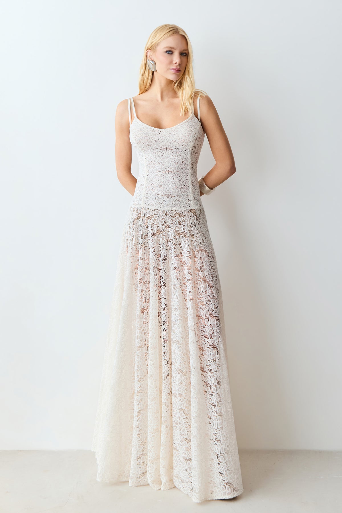VESTIDO MIDI EM RENDA ACINTURADO COM DECOTE V OFF WHITE