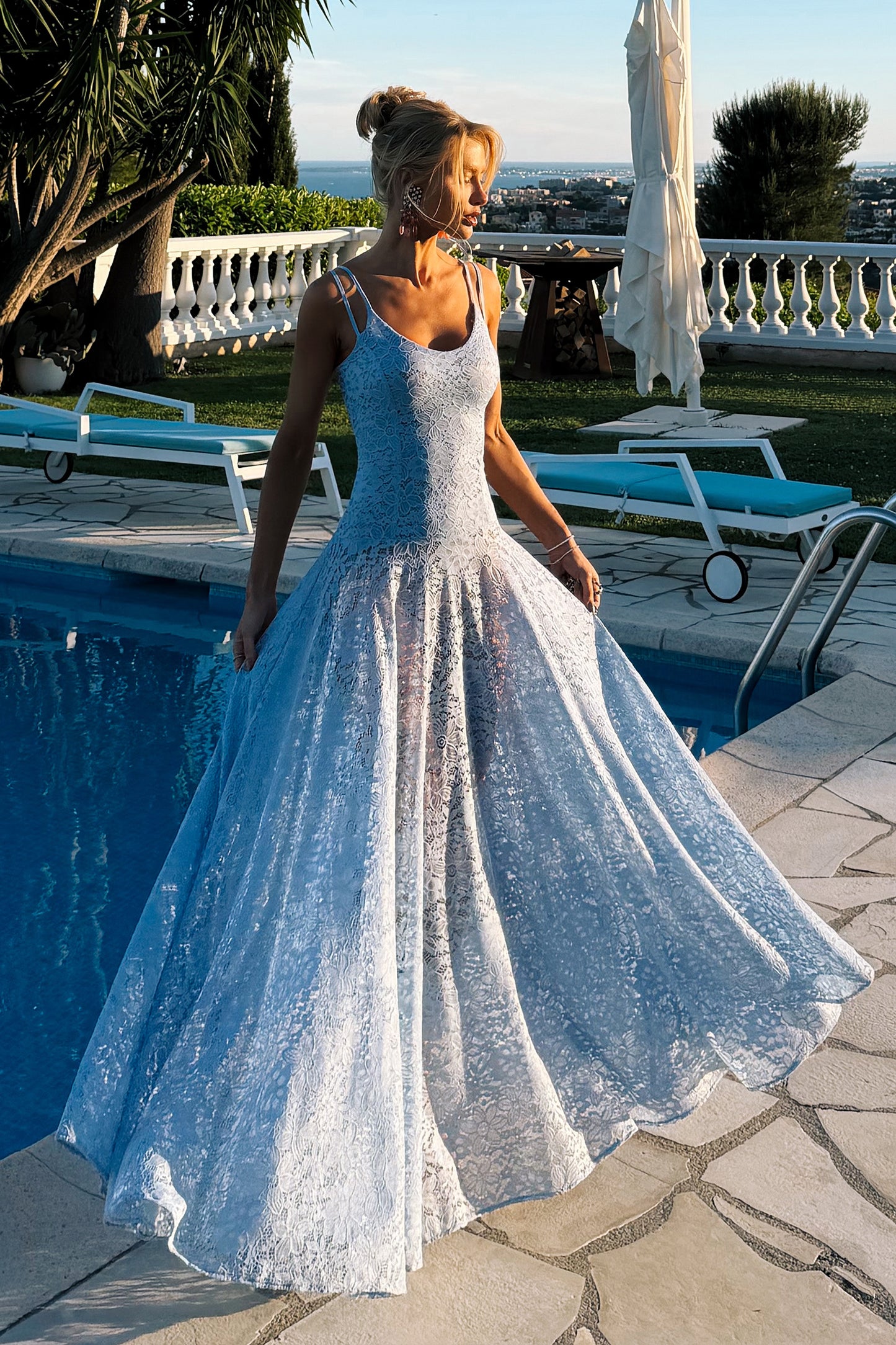 VESTIDO MIDI EM RENDA ACINTURADO COM DECOTE V AZUL BEBE