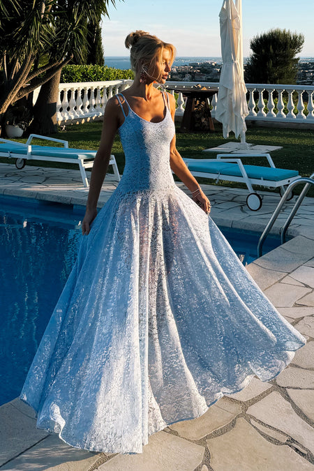 VESTIDO MIDI EM RENDA ACINTURADO COM DECOTE V AZUL BEBE