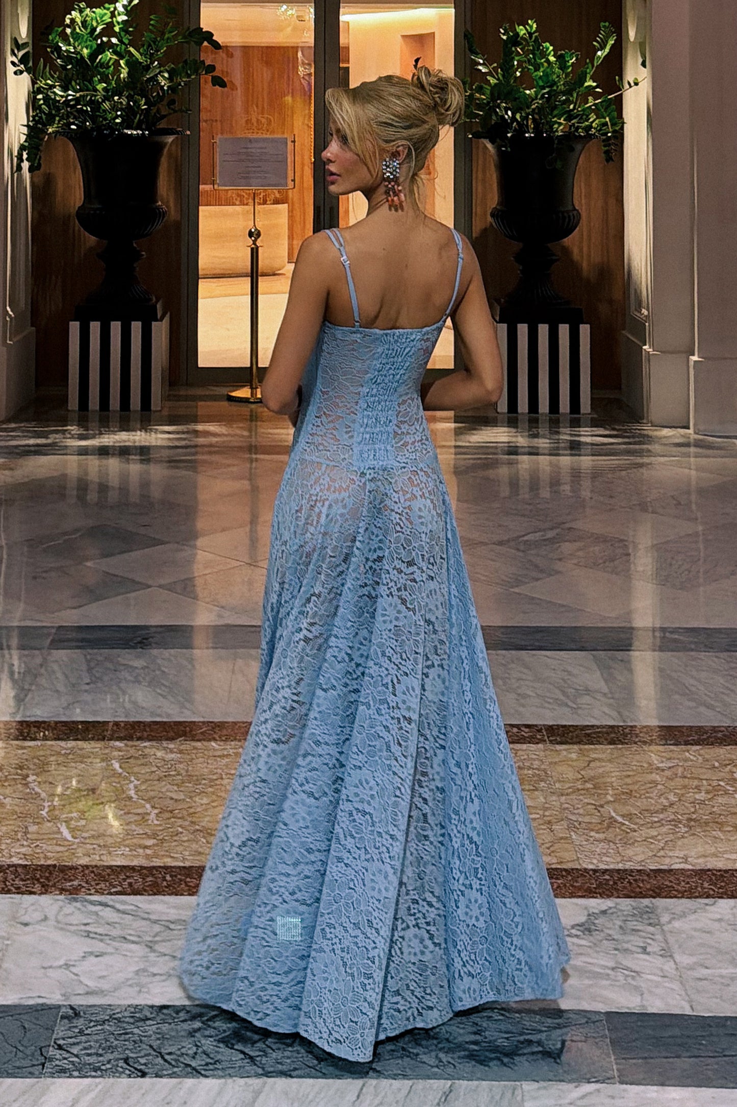 VESTIDO MIDI EM RENDA ACINTURADO COM DECOTE V AZUL BEBE