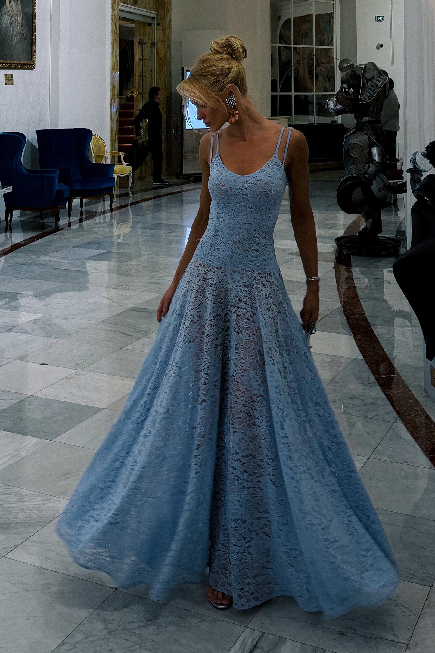 VESTIDO MIDI EM RENDA ACINTURADO COM DECOTE V AZUL BEBE