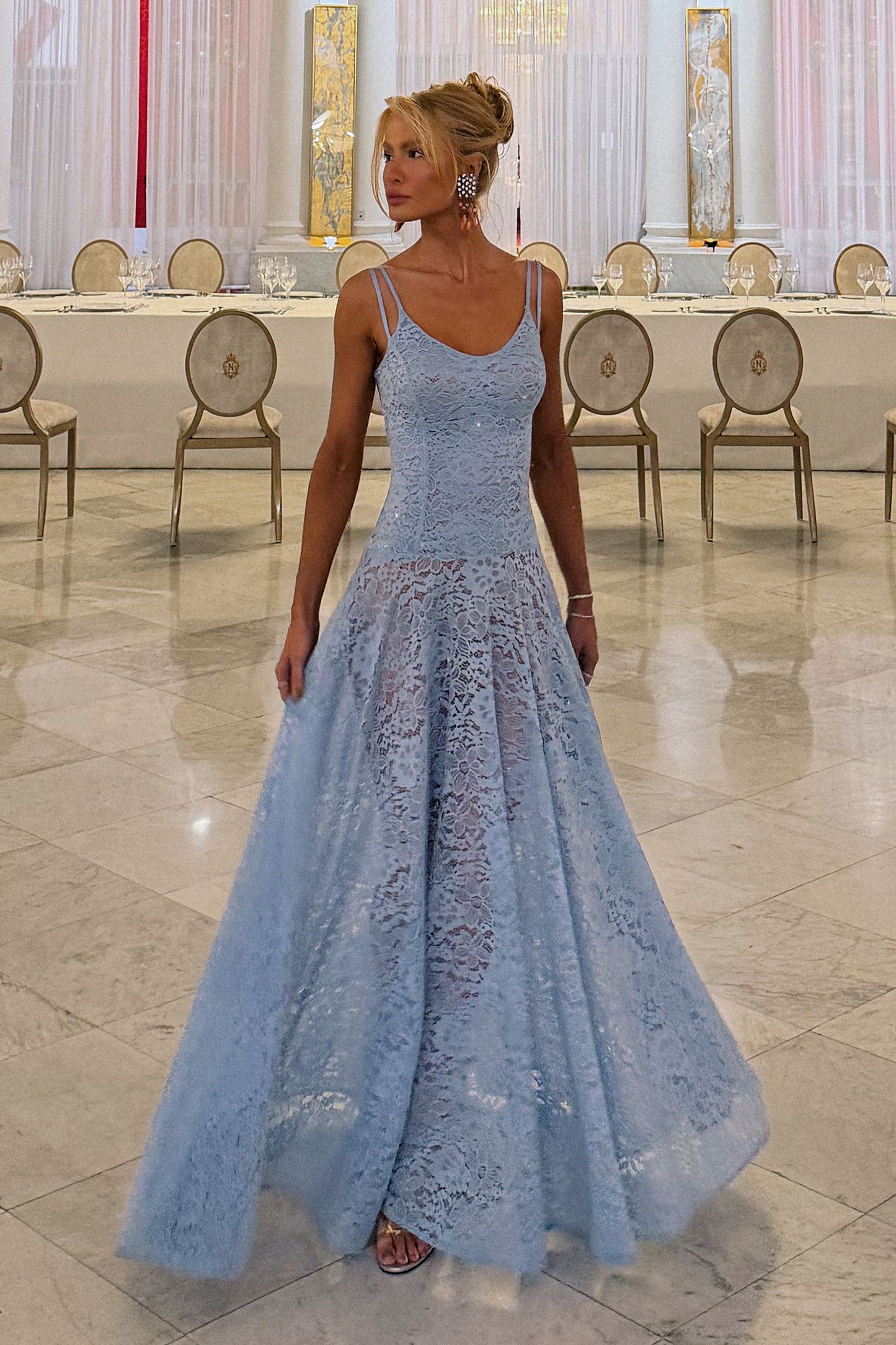 VESTIDO MIDI EM RENDA ACINTURADO COM DECOTE V AZUL BEBE