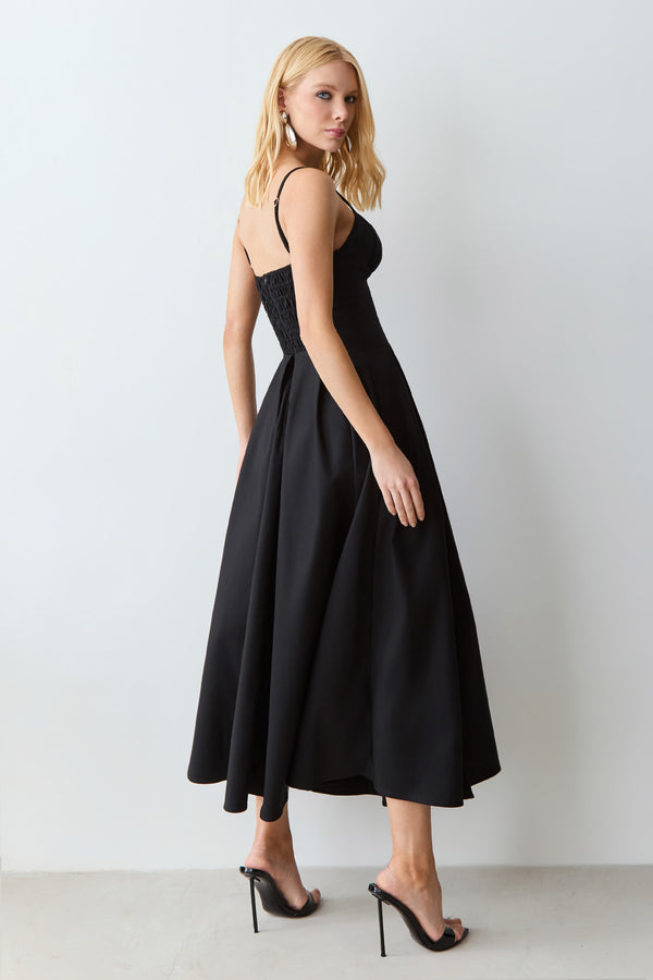VESTIDO MIDI ACINTURADO COM FRAZIDOS BUSTO E PREGAS PRETO