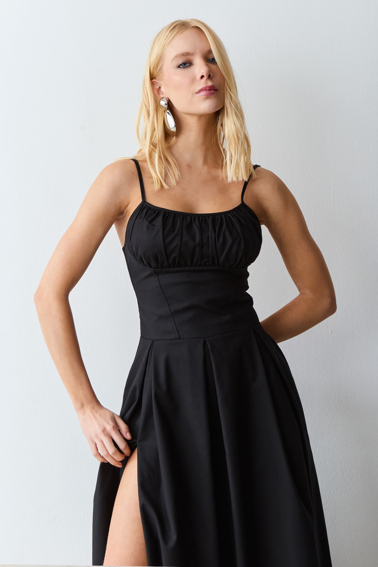 VESTIDO MIDI ACINTURADO COM FRAZIDOS BUSTO E PREGAS PRETO