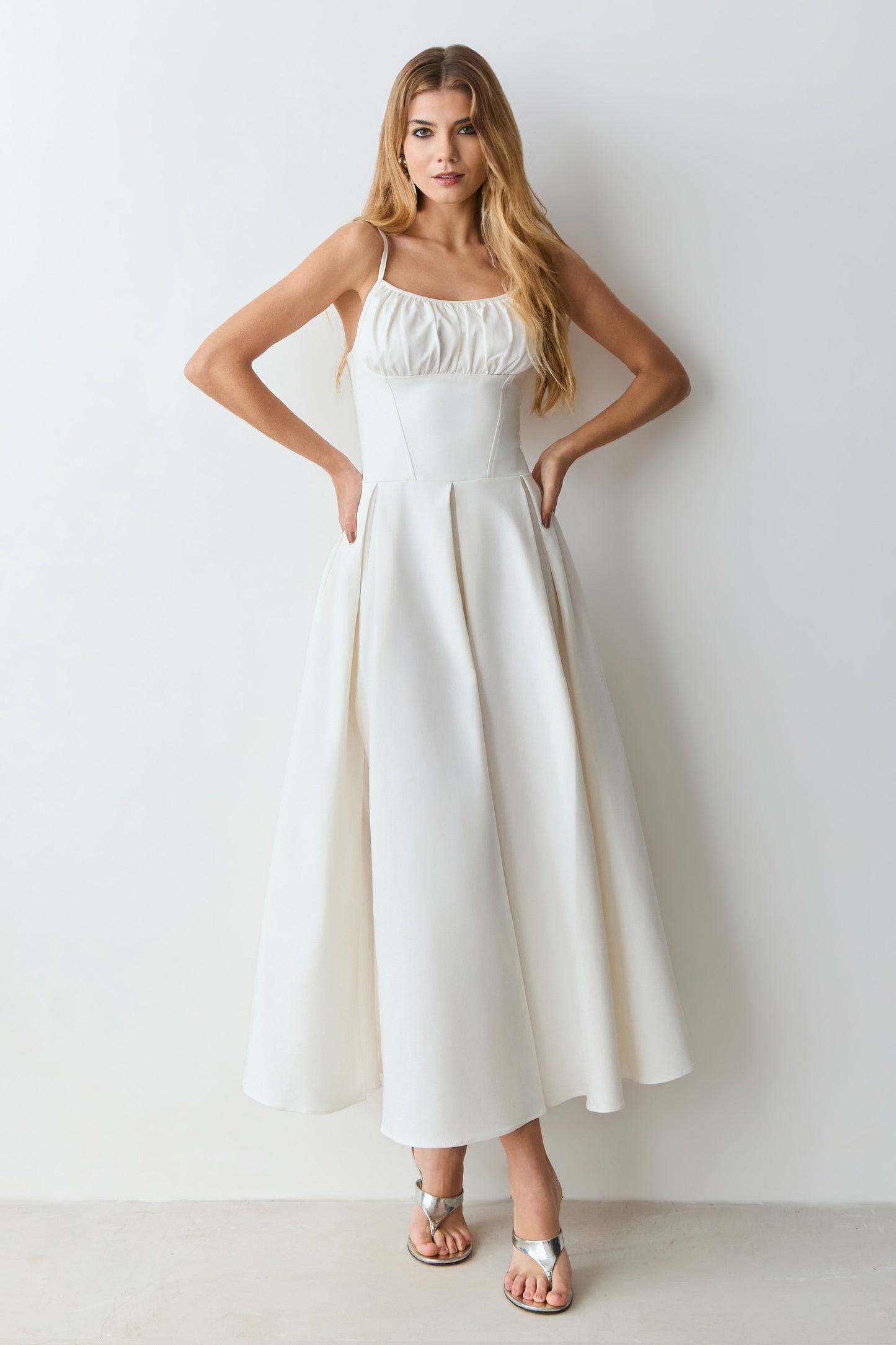 VESTIDO MIDI ACINTURADO COM FRAZIDOS BUSTO E PREGAS OFF WHITE