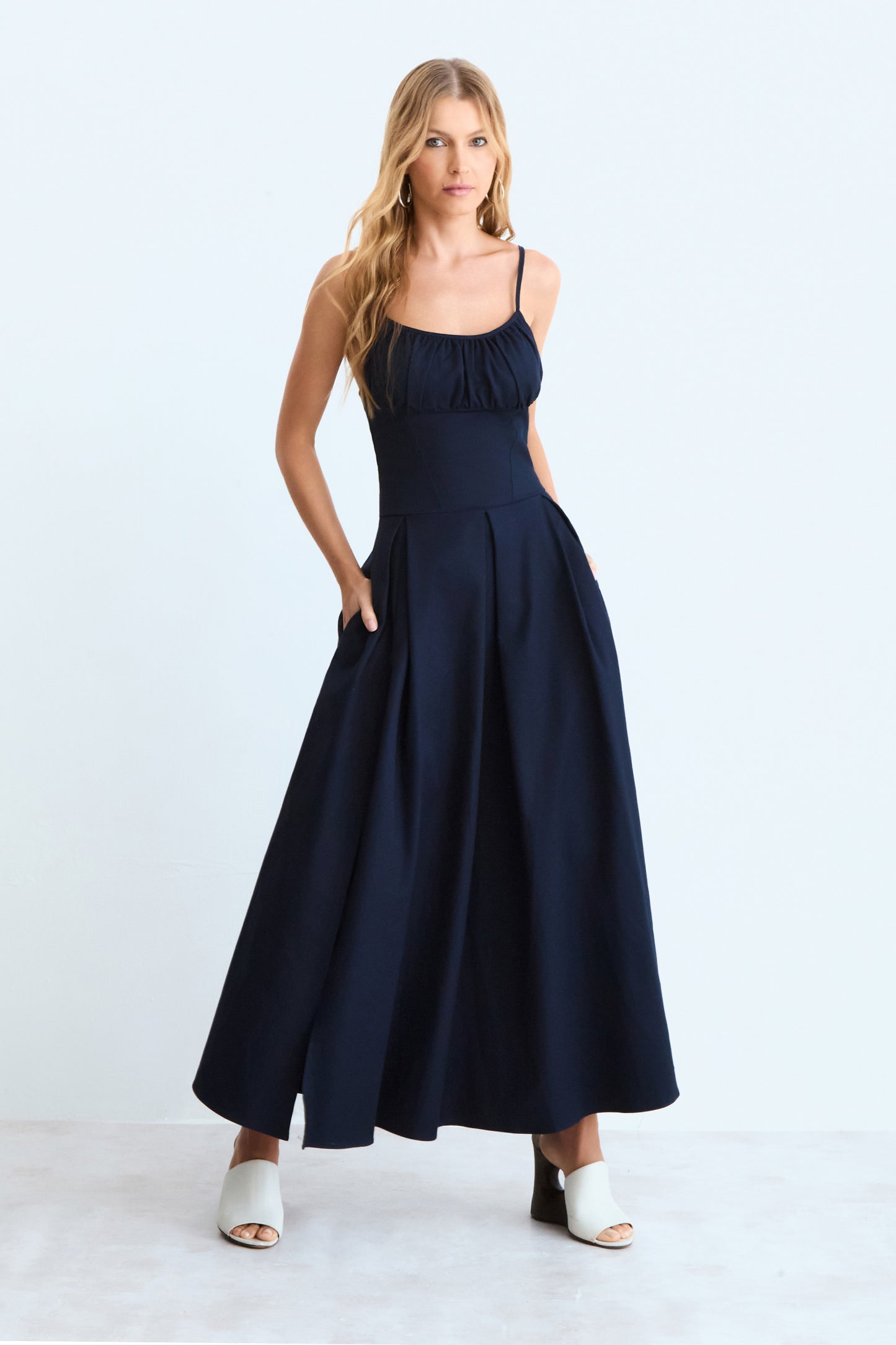 VESTIDO MIDI ACINTURADO COM FRAZIDOS BUSTO E PREGAS AZUL MARINHO