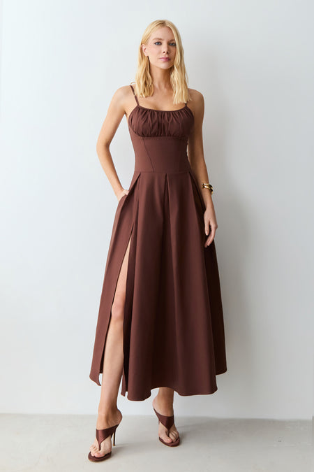 VESTIDO MIDI ACINTURADO COM FRAZIDOS BUSTO E PREGAS MARROM ESCURO